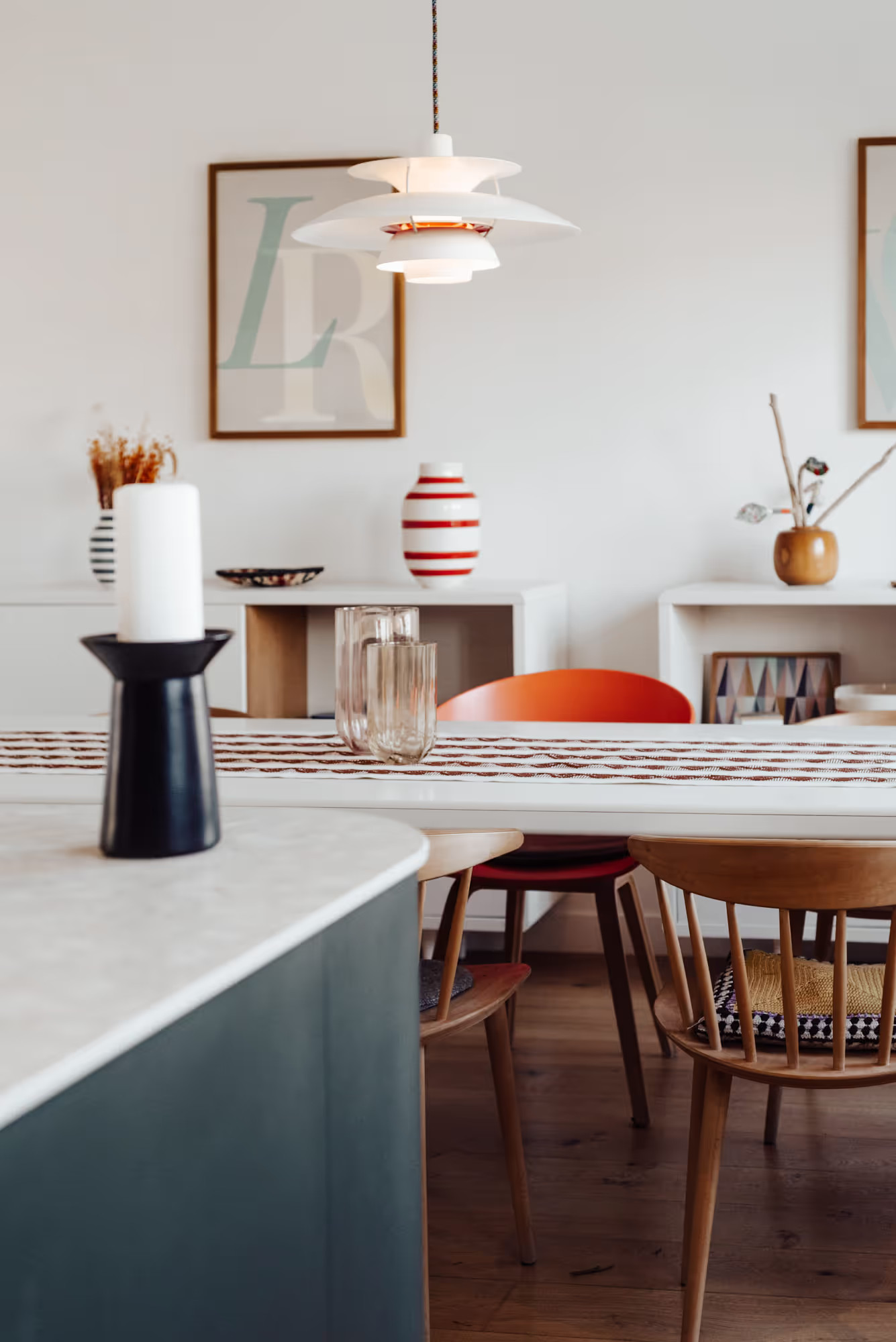 salle à manger maison rénovée La Rochelle décoration contemporaine Photo : © Audrey Boutrot salle à manger maison rénovée La Rochelle décoration contemporaine Photo : © Audrey Boutrot