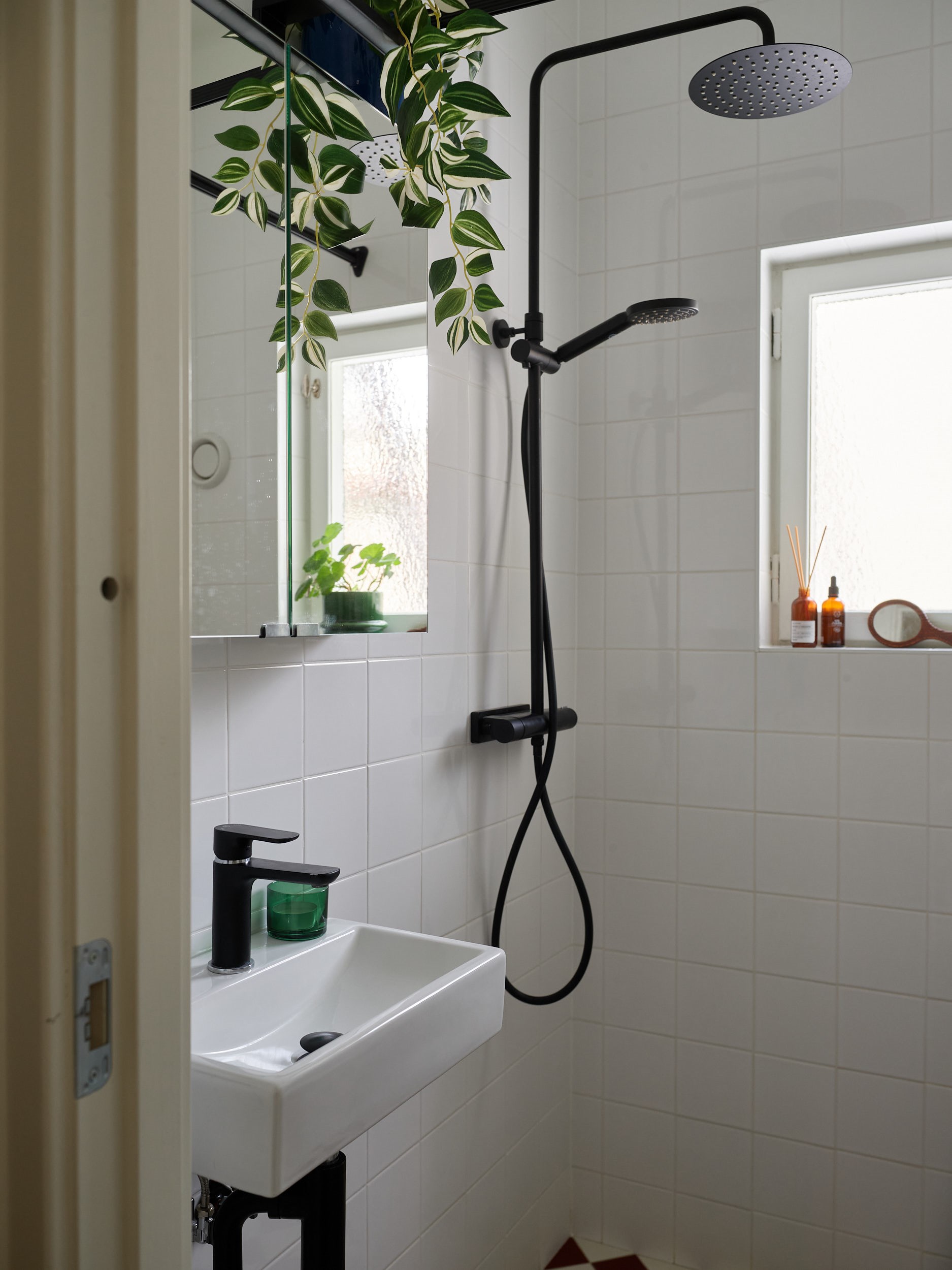 salle de bain blanche sol carrelage à damier rouge et blanc studio vintage 35m2 décoration scandinave salle de bain blanche sol carrelage à damier rouge et blanc studio vintage 35m2 décoration scandinave