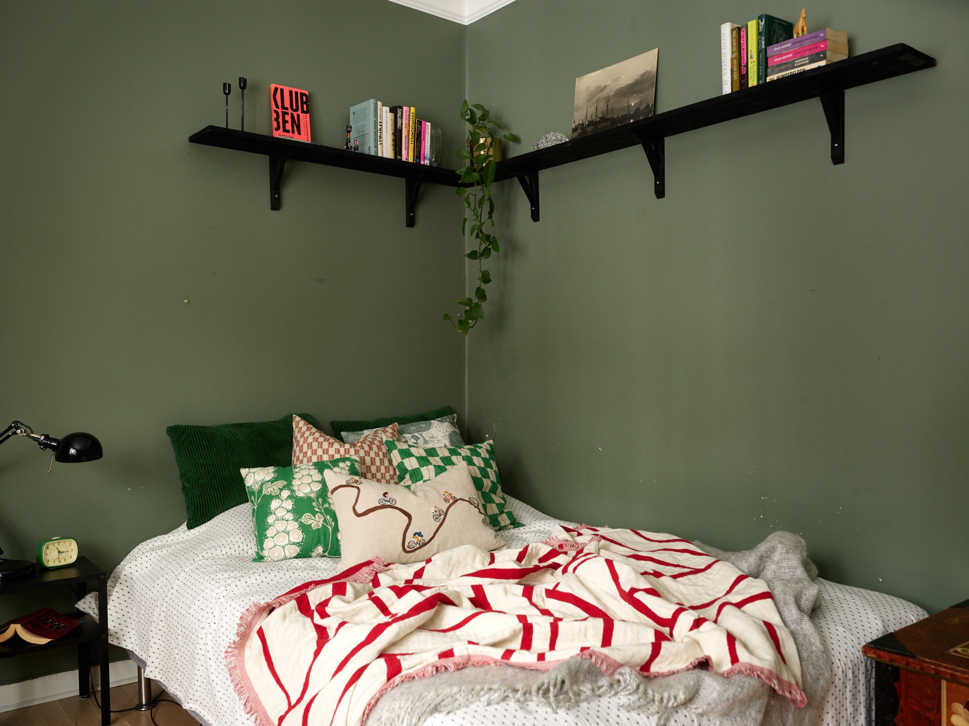 espace chambre dans salon mur verts studio vintage 35m2 décoration scandinave espace chambre dans salon mur verts studio vintage 35m2 décoration scandinave