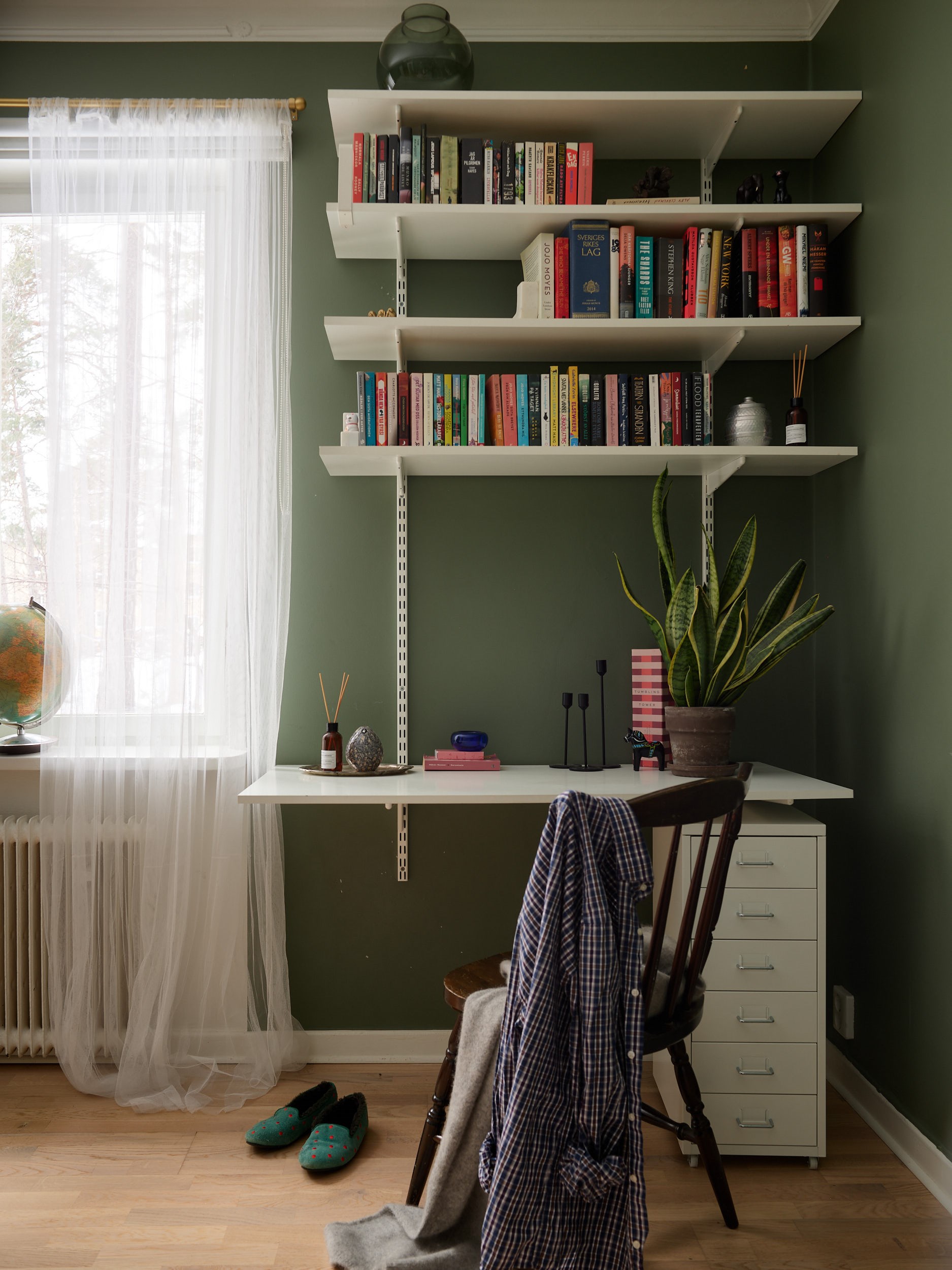 espace bureau dans salon mur verts studio vintage 35m2 décoration scandinave espace bureau dans salon mur verts studio vintage 35m2 décoration scandinave