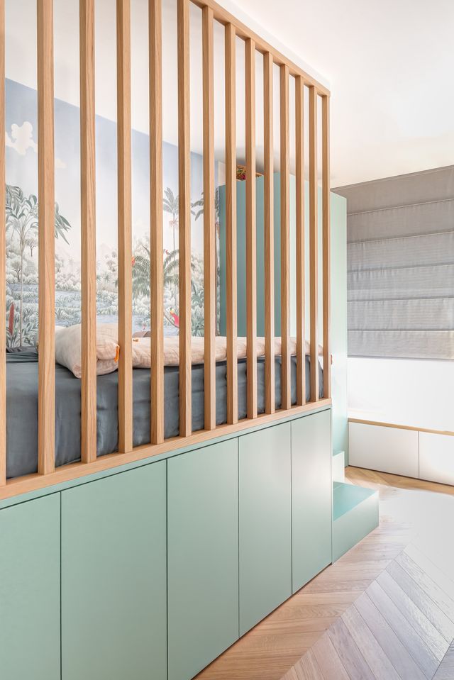 chambre avec estrade décoration contemporaine appartement 130m2 Paris rénové par Elodie Sierocki Studio Photo : © Sophie Lloyd chambre avec estrade décoration contemporaine appartement 130m2 Paris rénové par Elodie Sierocki Studio Photo : © Sophie Lloyd