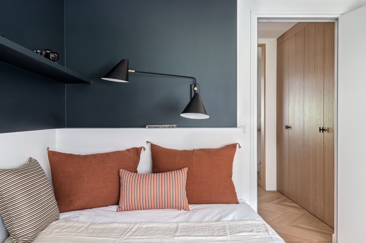 chambre décoration contemporaine appartement 130m2 Paris rénové par Elodie Sierocki Studio Photo : © Sophie Lloyd chambre décoration contemporaine appartement 130m2 Paris rénové par Elodie Sierocki Studio Photo : © Sophie Lloyd
