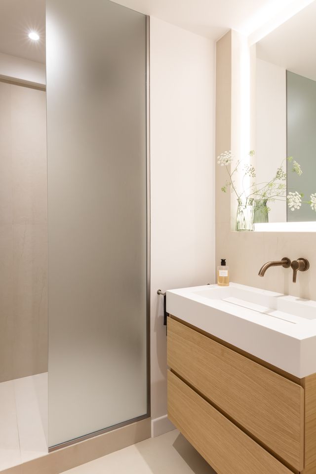 salle de bain décoration contemporaine appartement 130m2 Paris rénové par Elodie Sierocki Studio Photo : © Sophie Lloyd salle de bain décoration contemporaine appartement 130m2 Paris rénové par Elodie Sierocki Studio Photo : © Sophie Lloyd