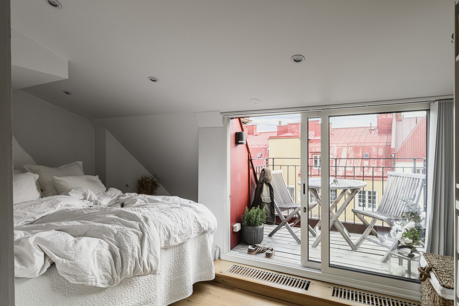 chambre avec terrasse appartement 50m2 mansardé avec poutres décoration scandinave