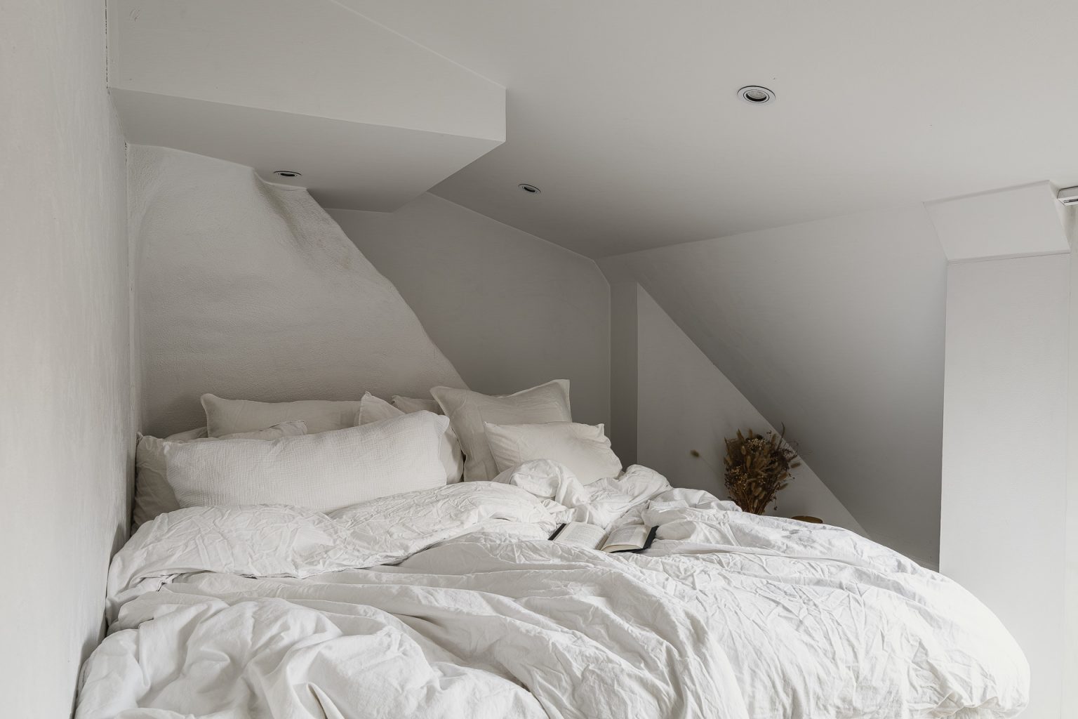 chambre appartement 50m2 mansardé avec poutres décoration scandinave