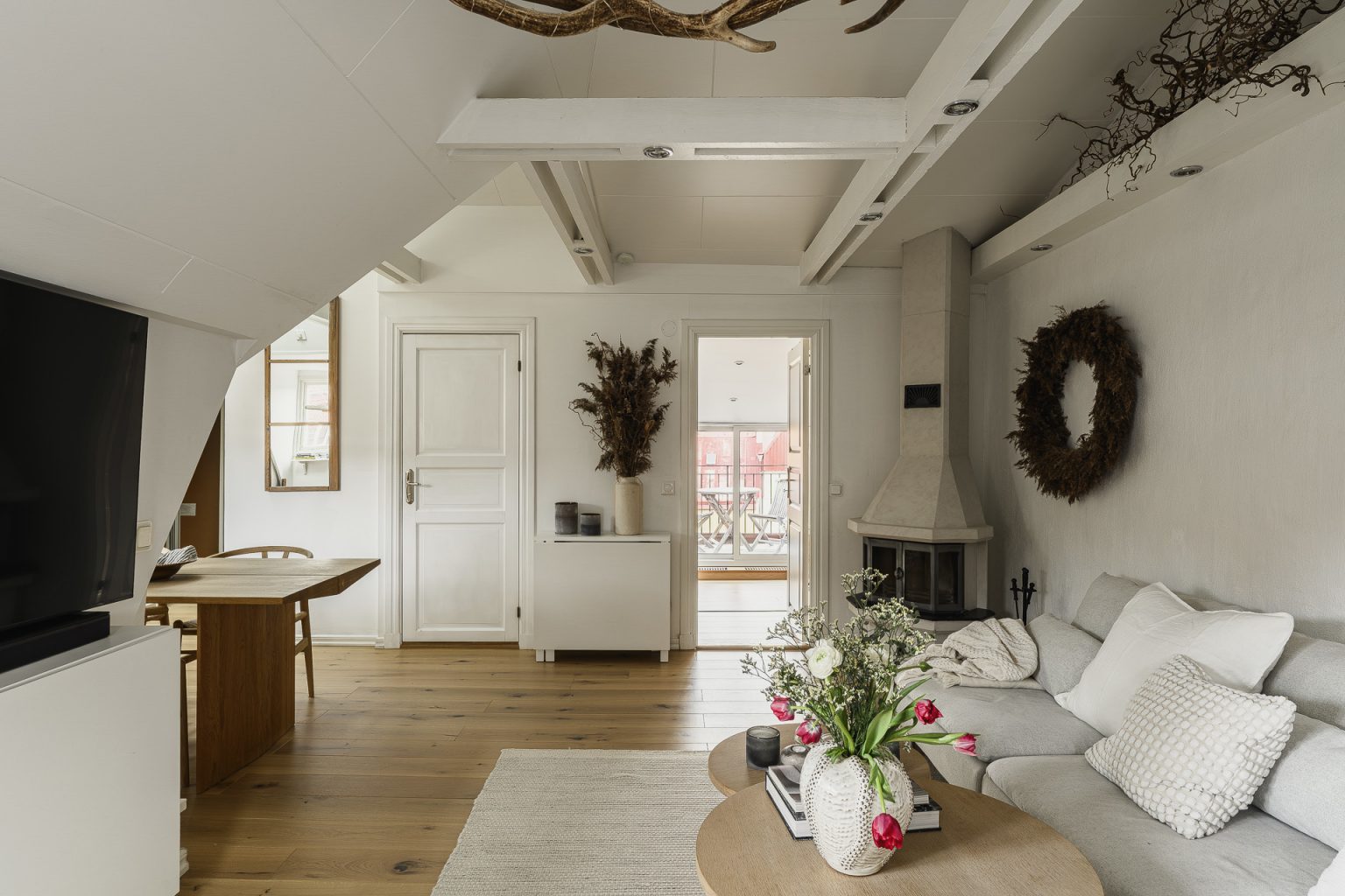 salle à manger et salon avec cheminée appartement 50m2 mansardé avec poutres décoration scandinave