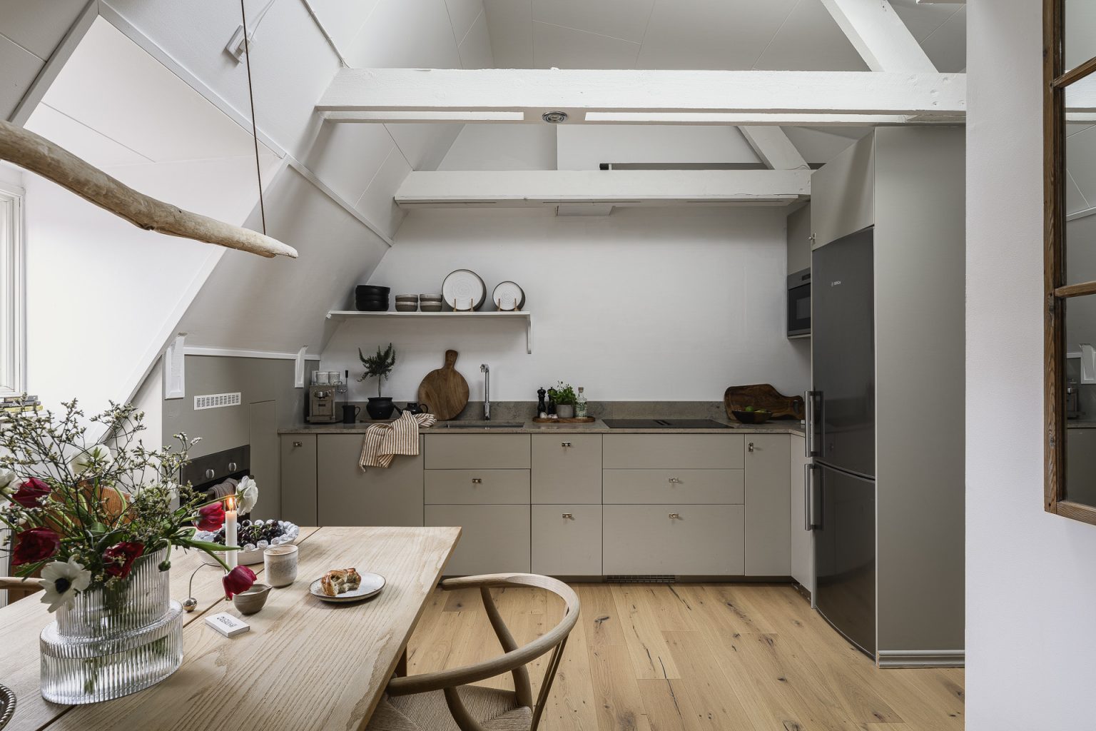 salle à manger et cuisine appartement 50m2 mansardé avec poutres décoration scandinave