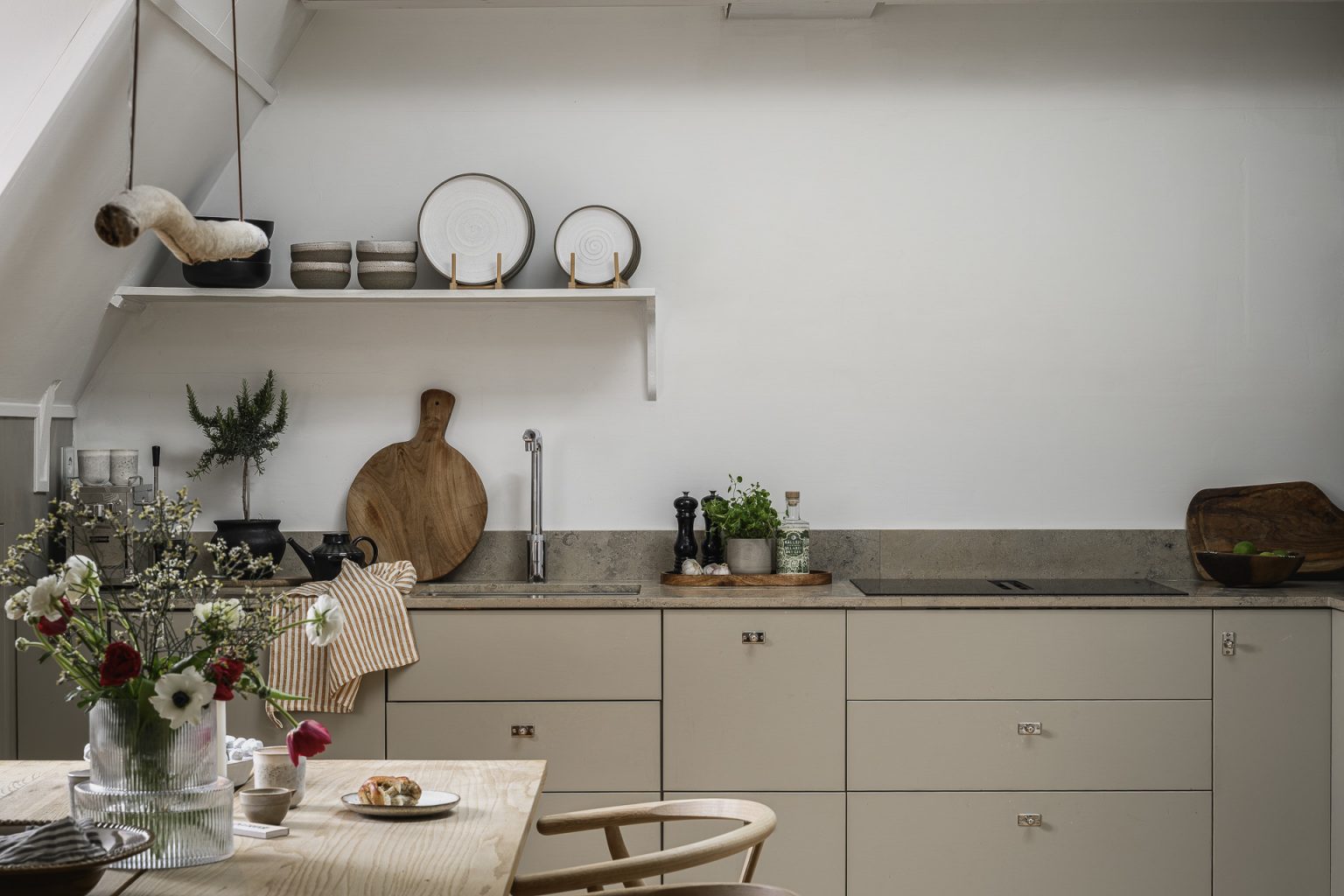 salle à manger et cuisine appartement 50m2 mansardé avec poutres décoration scandinave