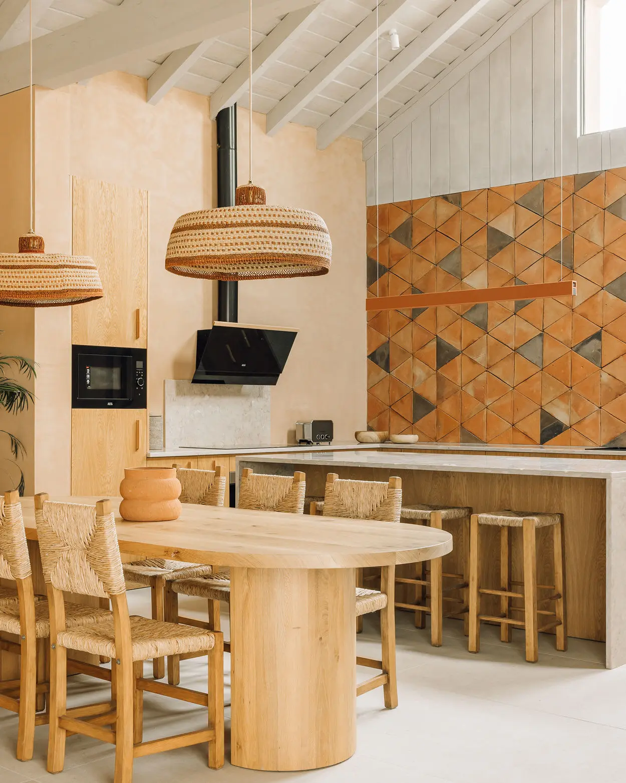salle à manger et cuisine ouverte maison Alentejo Portugal Comporta décoration contemporaine salle à manger et cuisine ouverte maison Alentejo Portugal Comporta décoration contemporaine