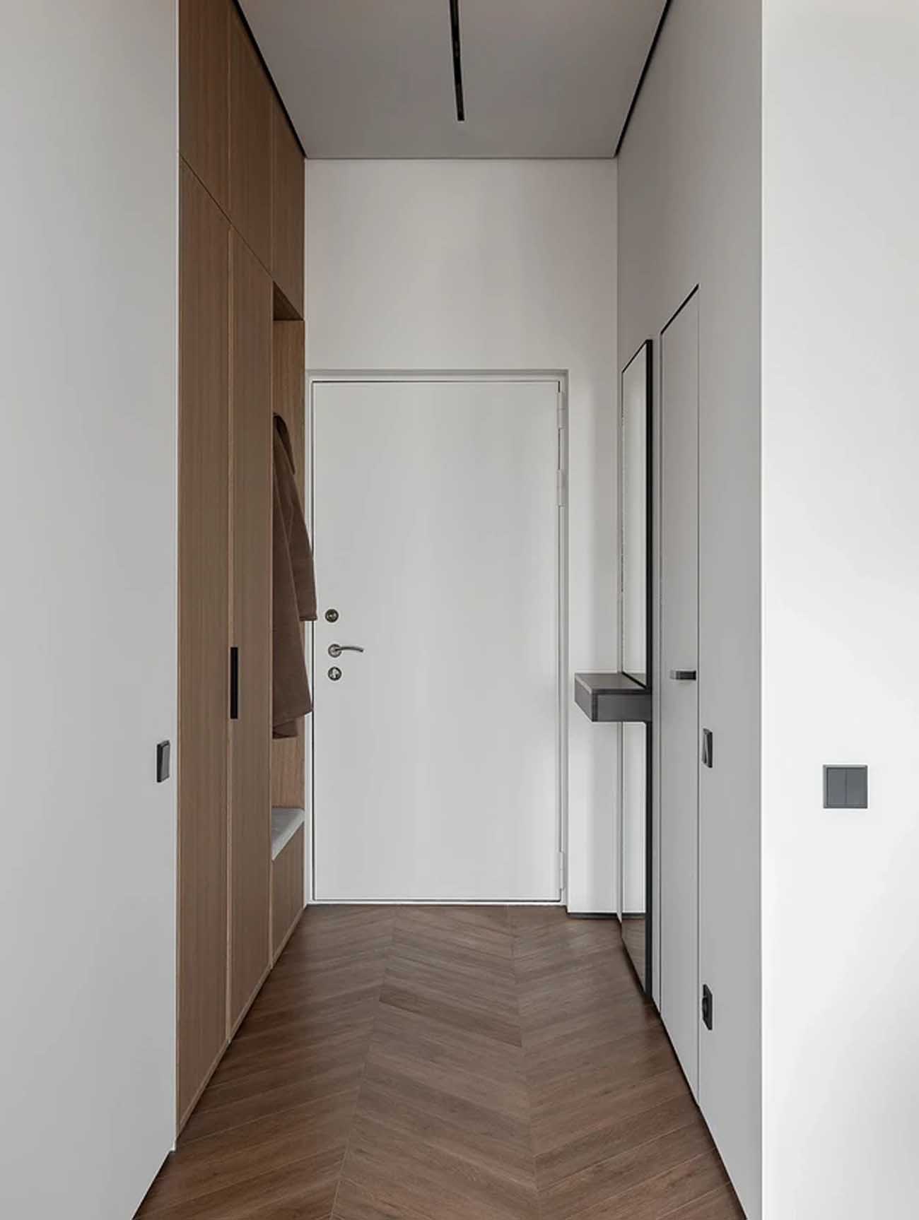 entrée avec placard bois et banc intégré sur mesure grand studio 47m2 avec dressing décoration contemporaine