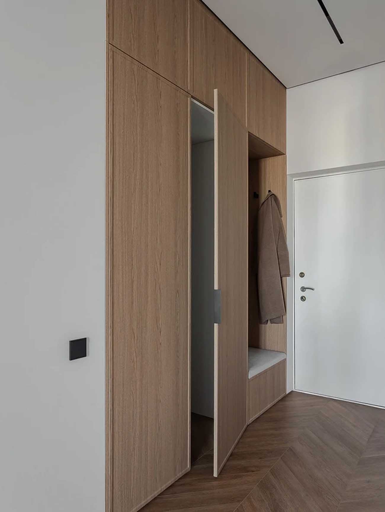 entrée avec placard bois et banc intégré sur mesure grand studio 47m2 avec dressing décoration contemporaine
