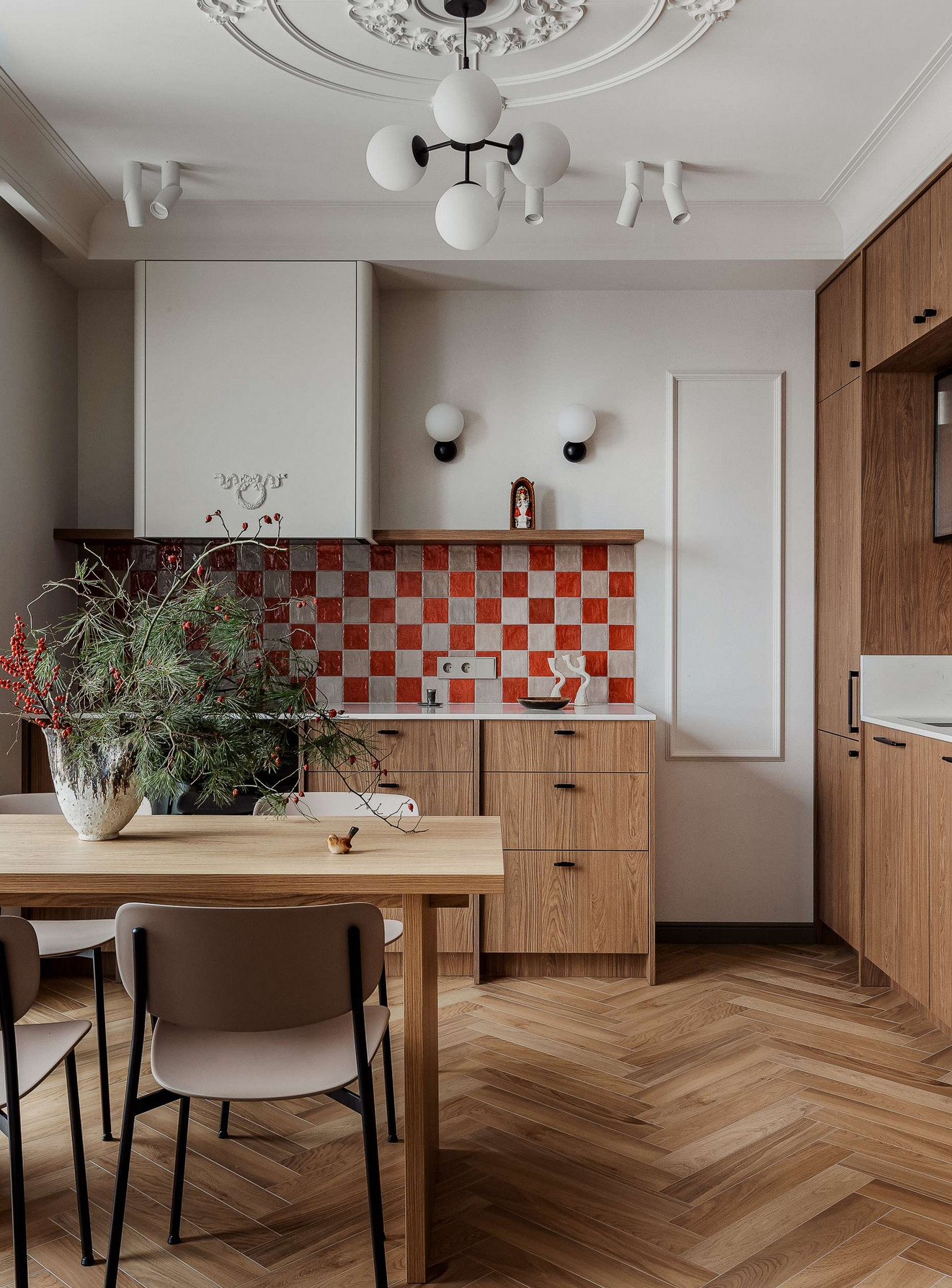cuisine bois crédence carrelage rouge et gris appartement décoration vintage