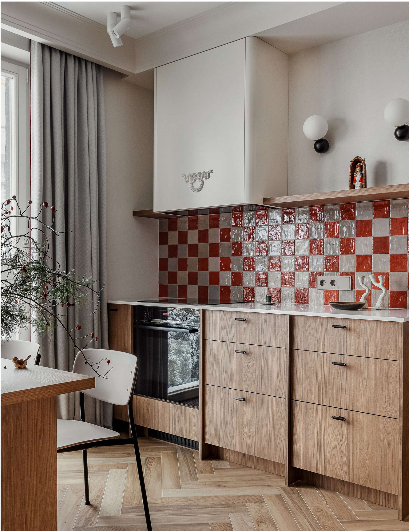 cuisine bois crédence carrelage rouge et gris appartement décoration vintage