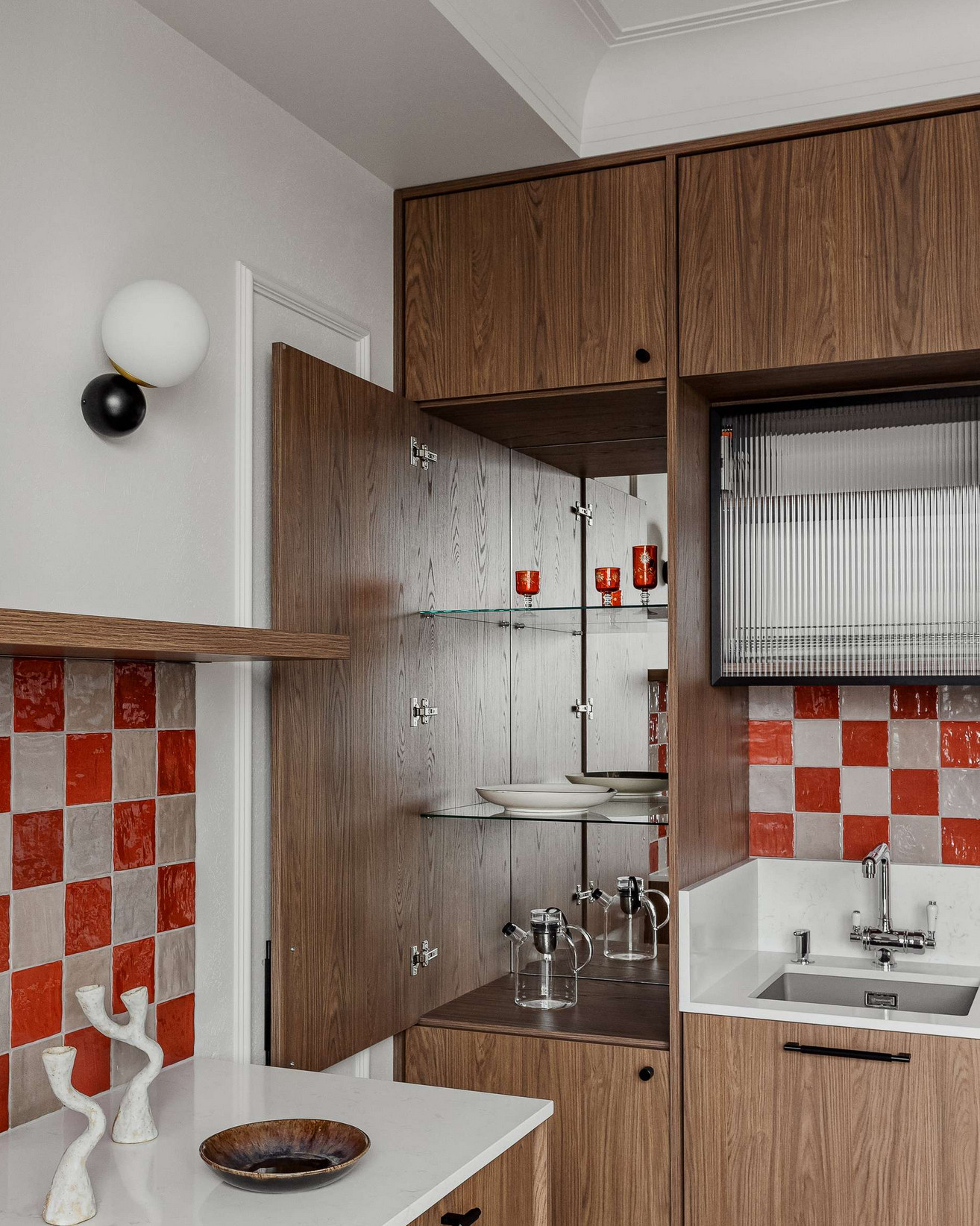 cuisine bois crédence carrelage rouge et gris appartement décoration vintage