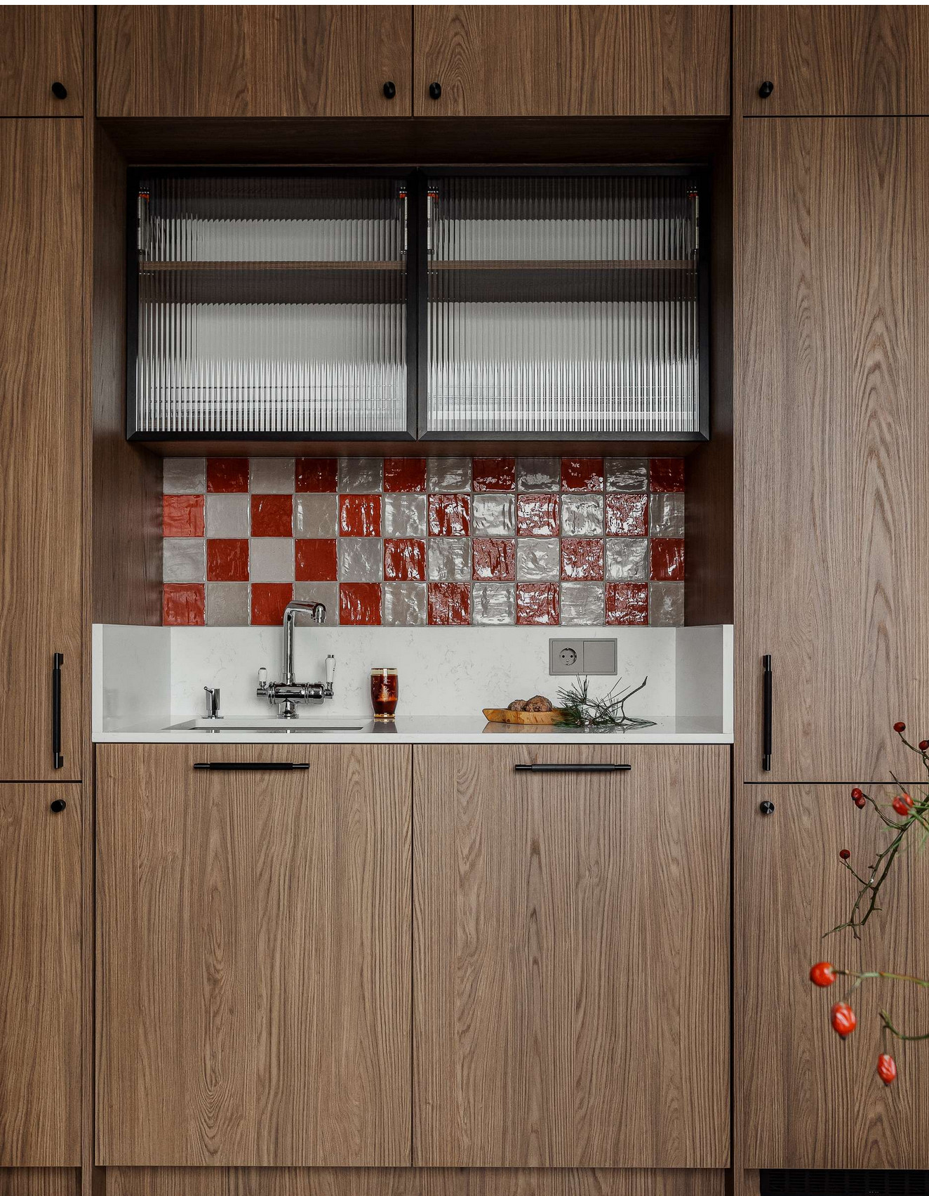 cuisine bois crédence carrelage rouge et gris appartement décoration vintage