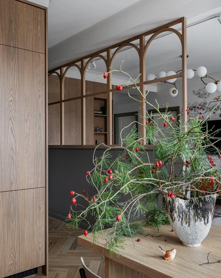 cuisine bois avec verrière bois à arches appartement décoration vintage