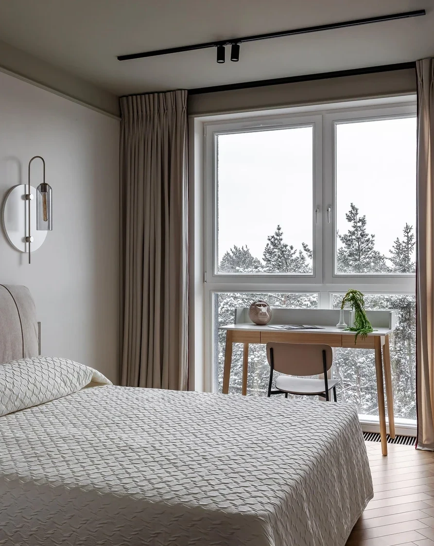 chambre grise avec bureau vue arbres appartement décoration vintage