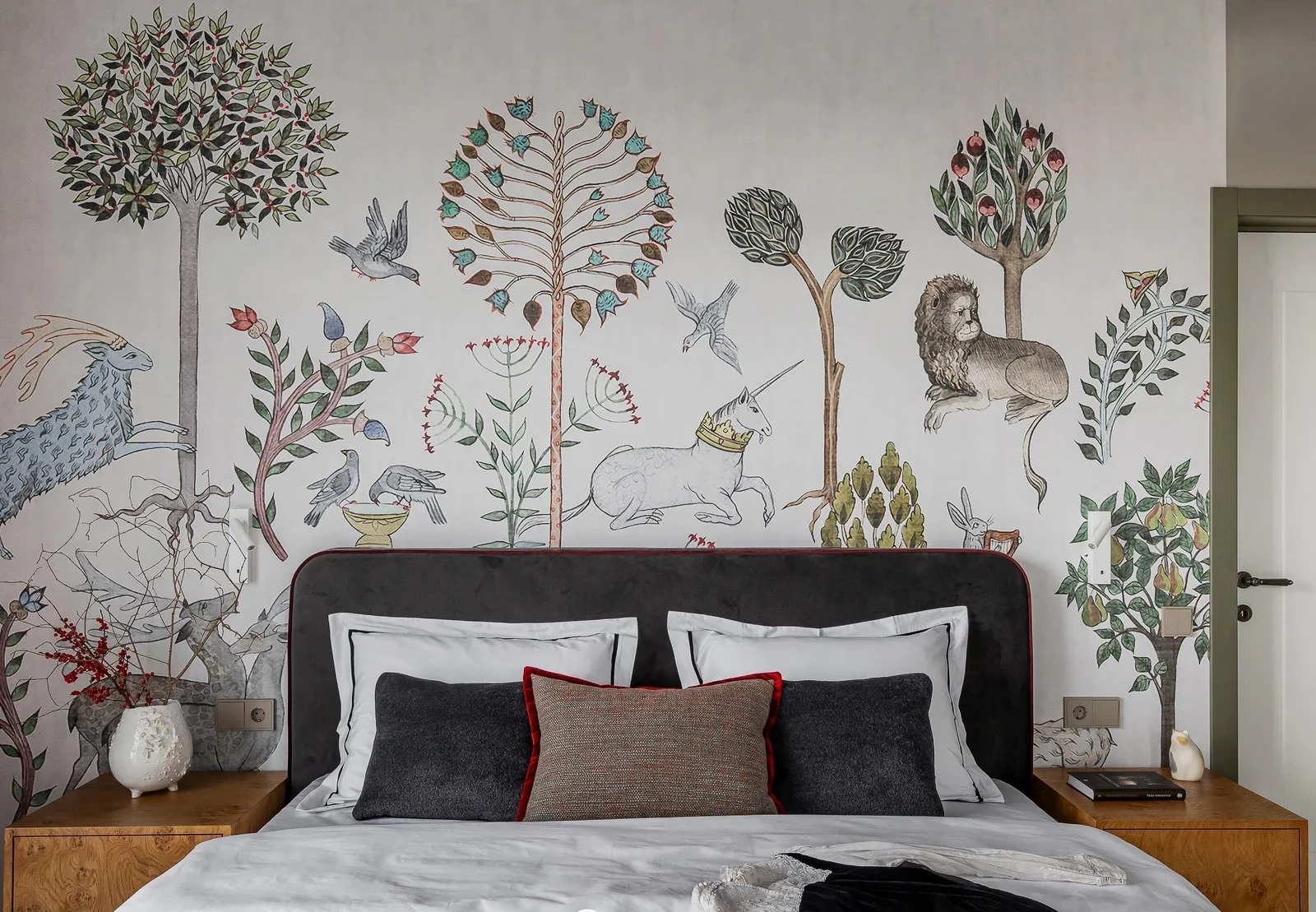 chambre avec papier-peint médiéval appartement décoration vintage