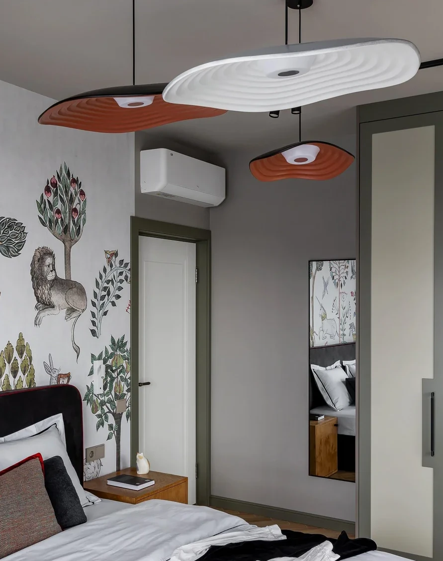 chambre avec papier-peint médiéval appartement décoration vintage