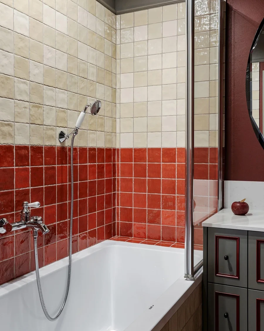 salle de bain rouge grise et beige appartement décoration vintage
