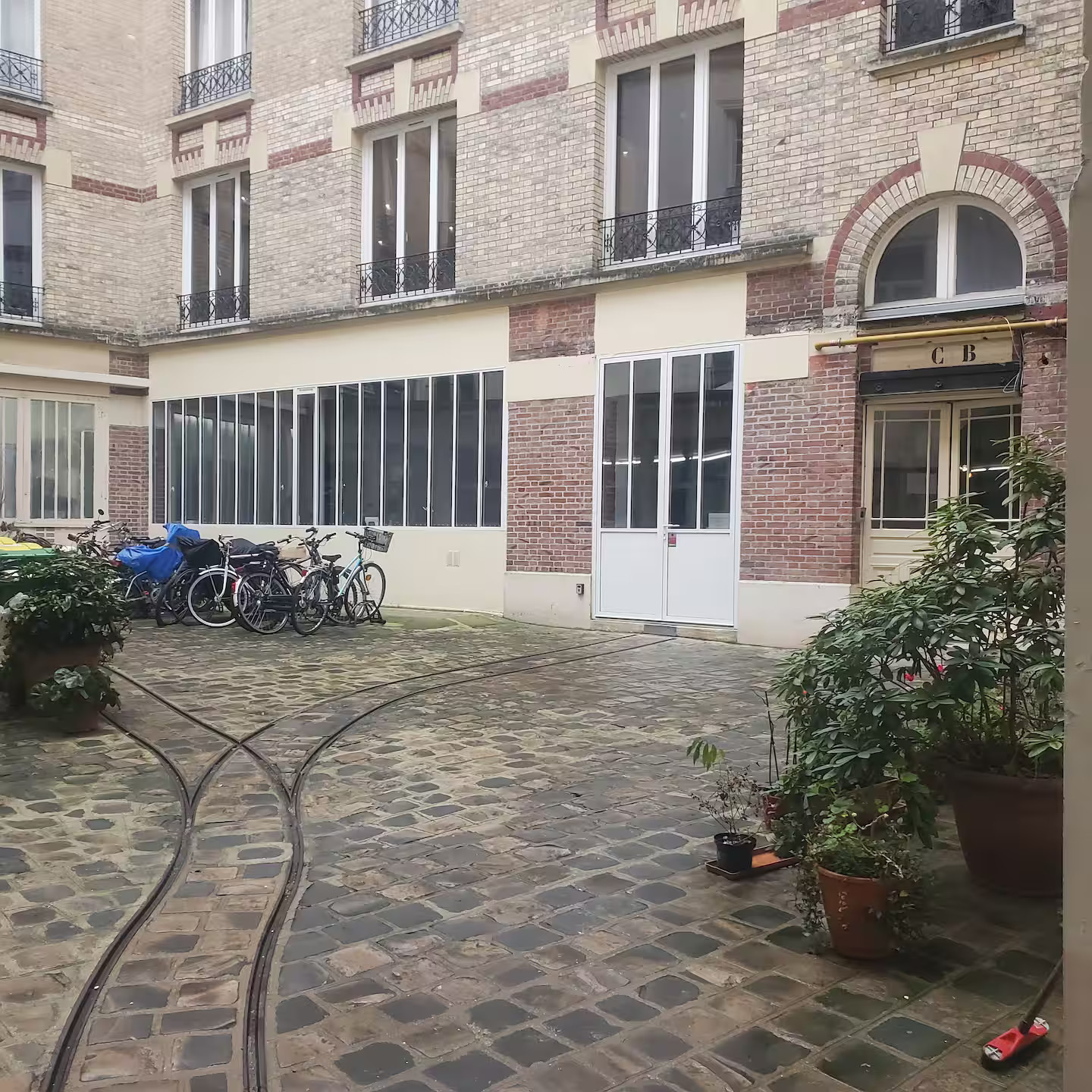 immeuble en briques du 19e siècle dans le Marais