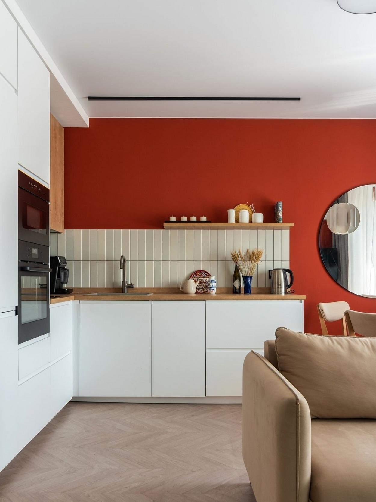 salon avec cuisine ouverte mur rouge appartement moderne 32m2