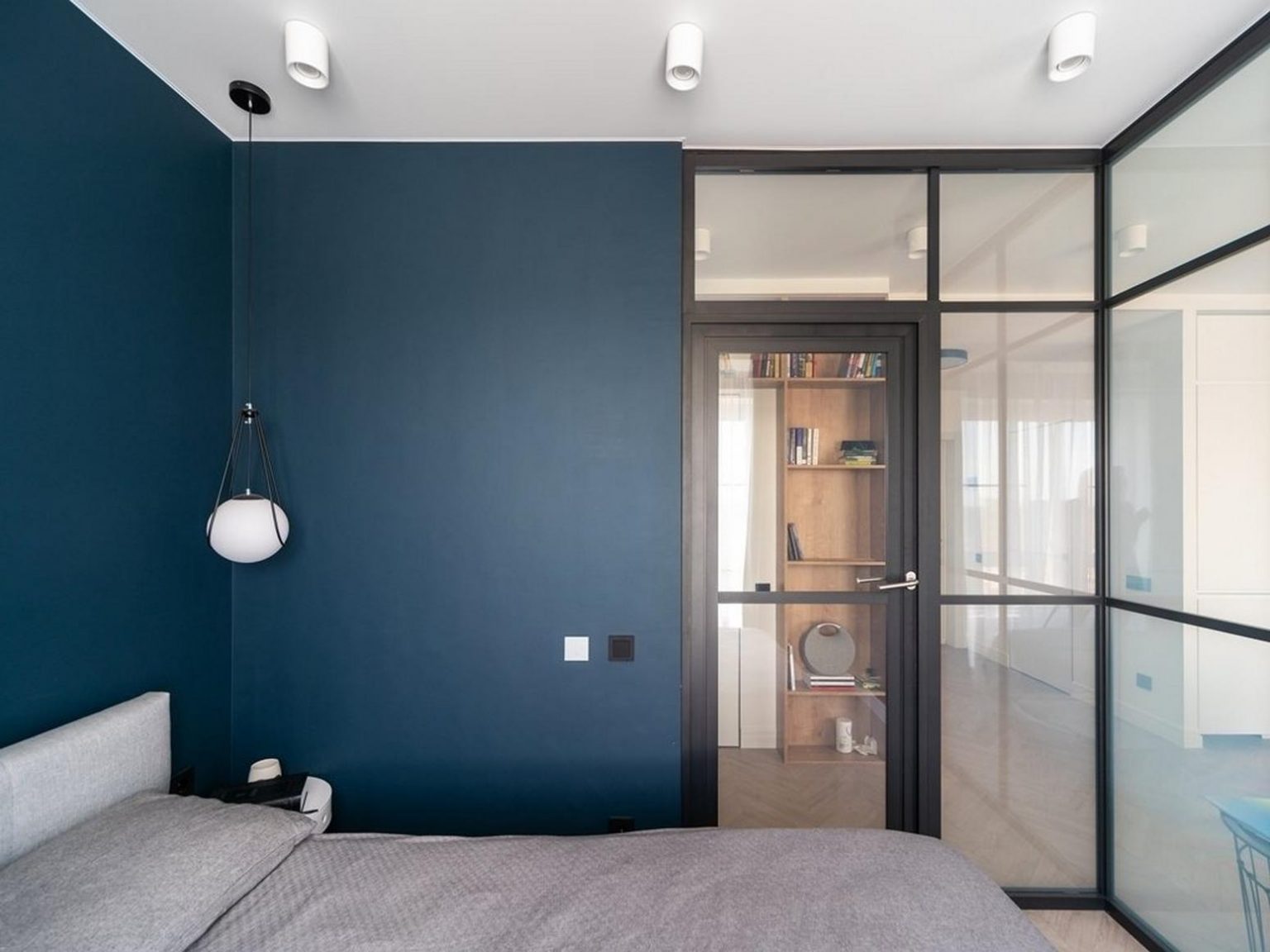 chambre verrière mur bleu appartement moderne 32m2