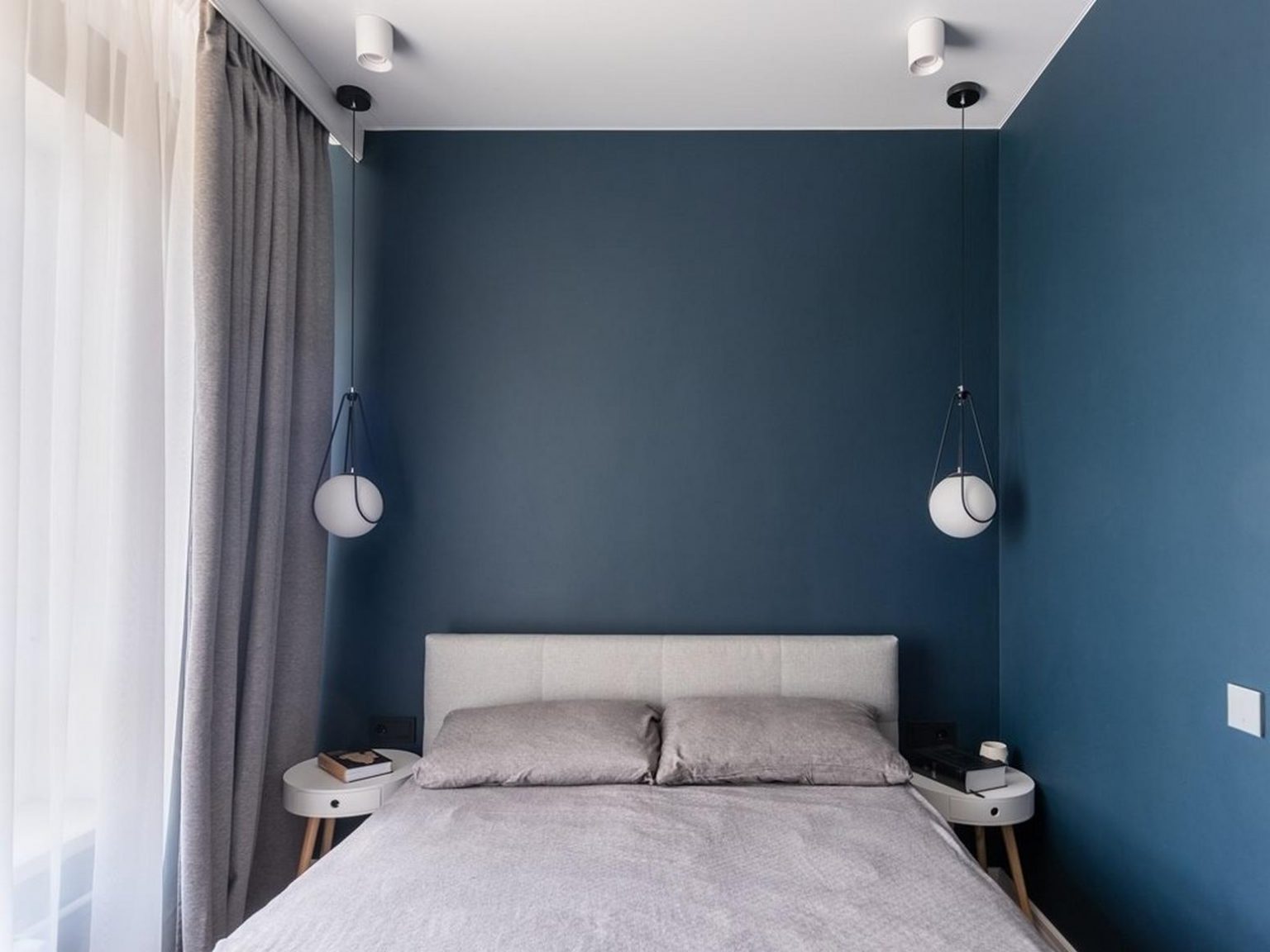 chambre verrière mur bleu appartement moderne 32m2