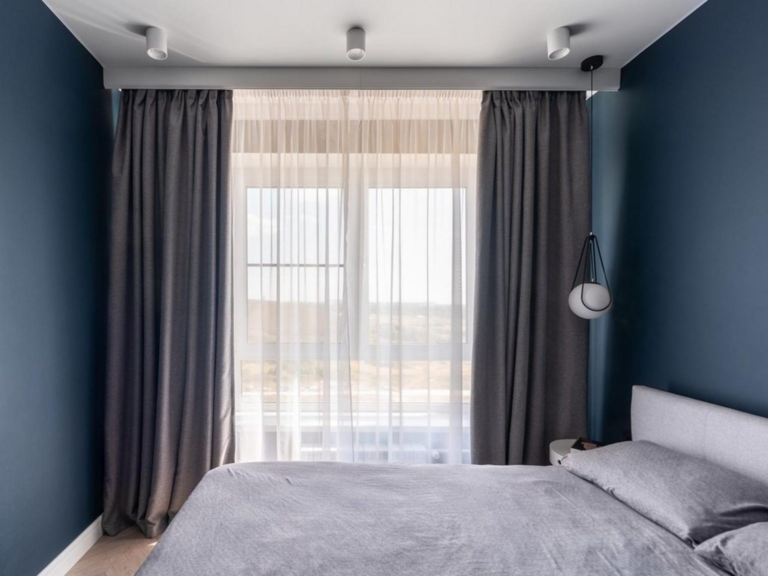 chambre verrière mur bleu appartement moderne 32m2