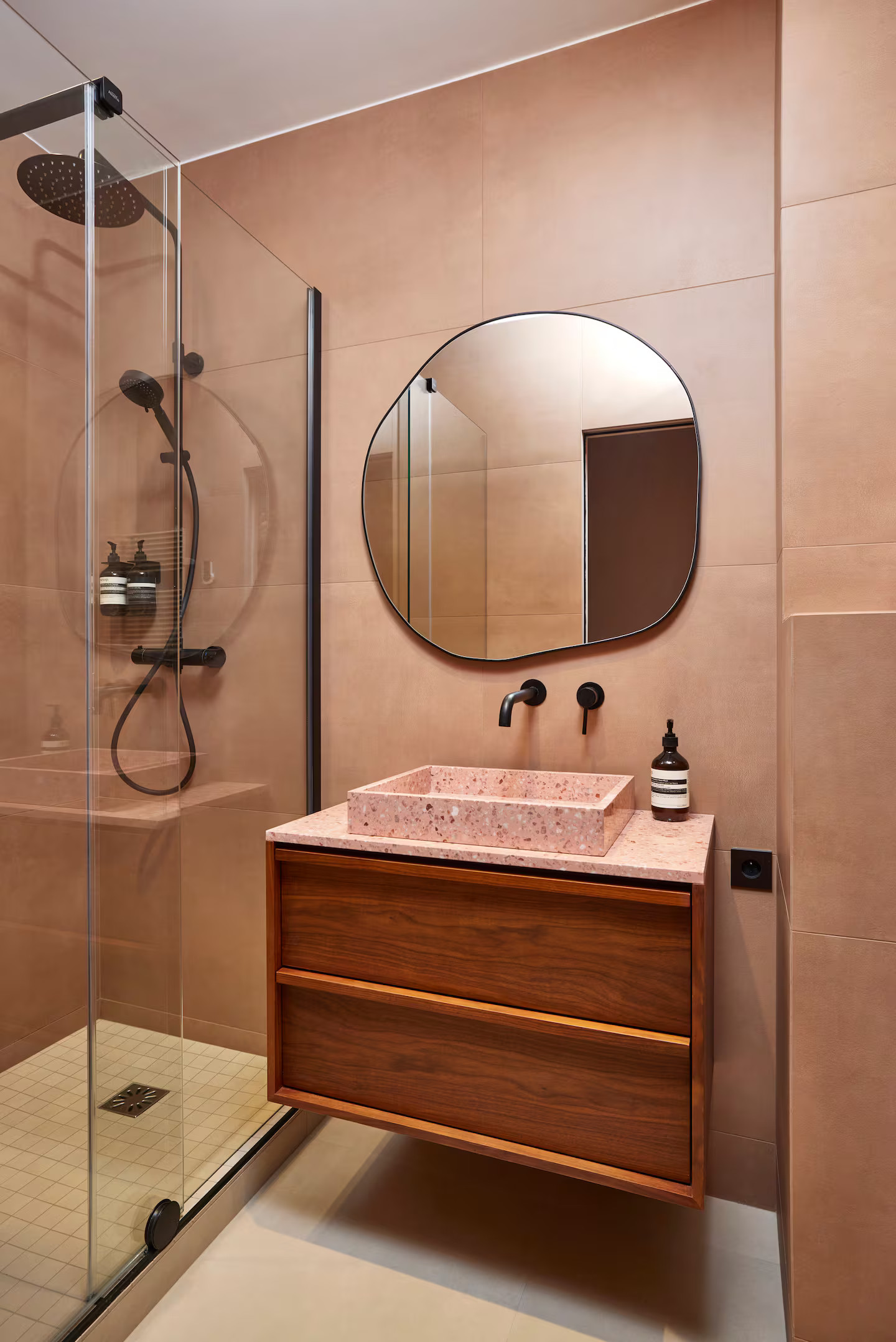 salle de bain décoration contemporaine terracotta appartement Paris