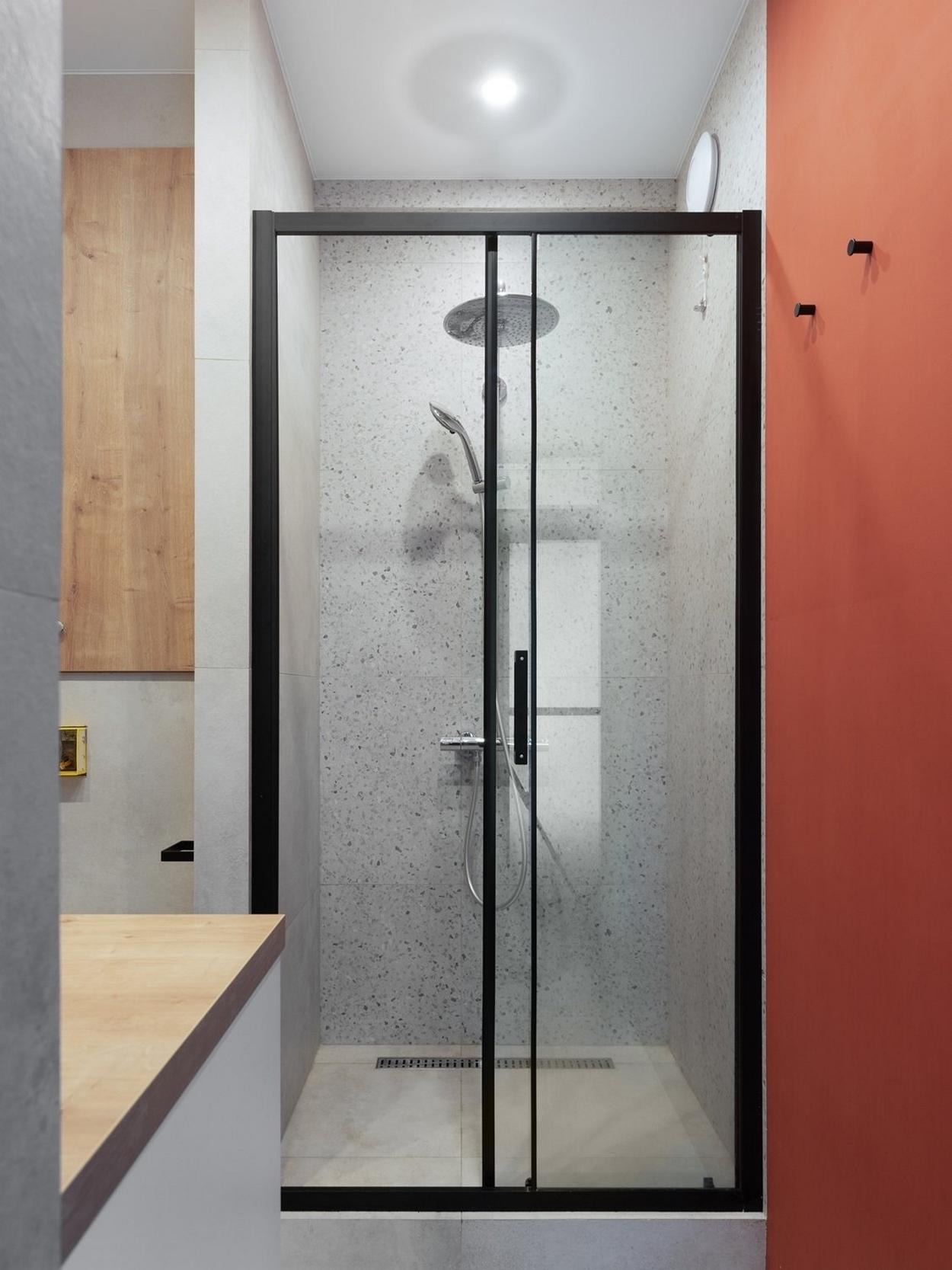 salle de bain grise et rouge moderne