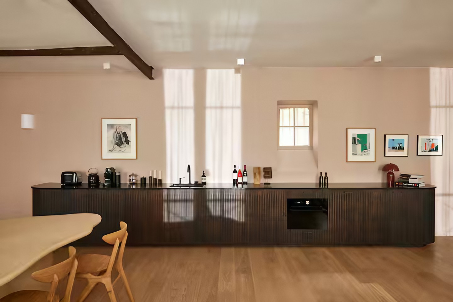 salle à manger et cuisine ouverte décoration contemporaine terracotta appartement Paris