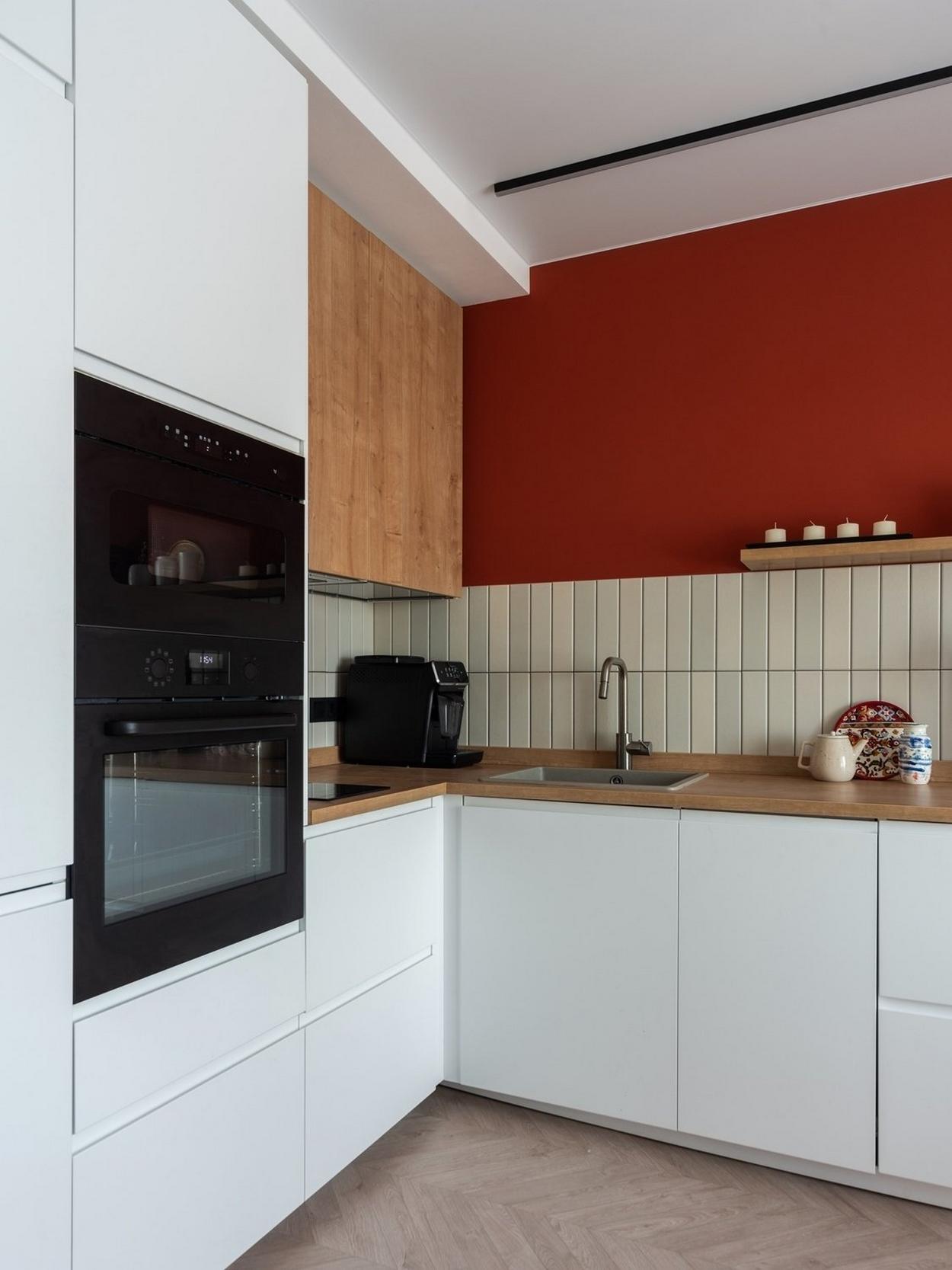 cuisine blanche mur rouge appartement moderne 32m2