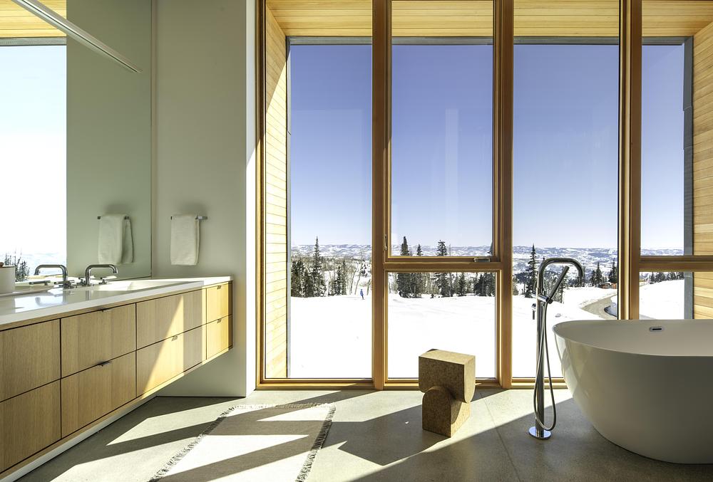 salle de bain avec baies vitrées décoration design maison de montagne contemporaine salle de bain avec baies vitrées décoration design maison de montagne contemporaine