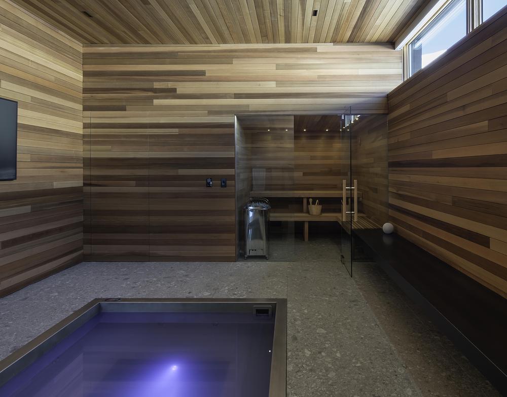 piscine intérieur style onsen pièce murs en cèdre piscine intérieur style onsen pièce murs en cèdre