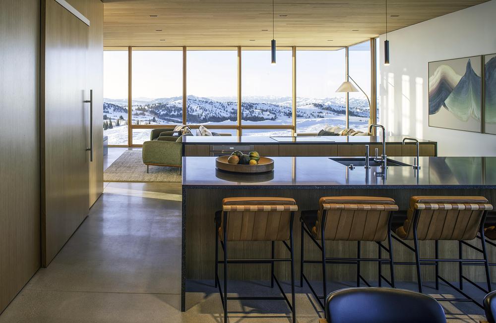 cuisine et salon avec baies vitrées décoration design maison de montagne contemporaine cuisine et salon avec baies vitrées décoration design maison de montagne contemporaine