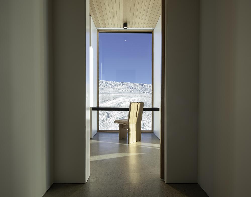 salon avec baies vitrées décoration design maison de montagne contemporaine salon avec baies vitrées décoration design maison de montagne contemporaine