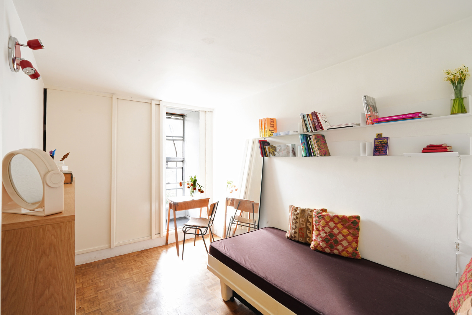 chambre décoration vintage appartement en duplex Londres dans bâtiment à l chambre décoration vintage appartement en duplex Londres dans bâtiment à l'architecture brutaliste ” Alexandra & Ainsworth”
