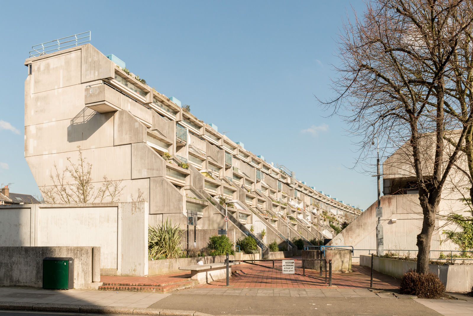 Bâtiment à l Bâtiment à l'architecture brutaliste ” Alexandra & Ainsworth” Londres
