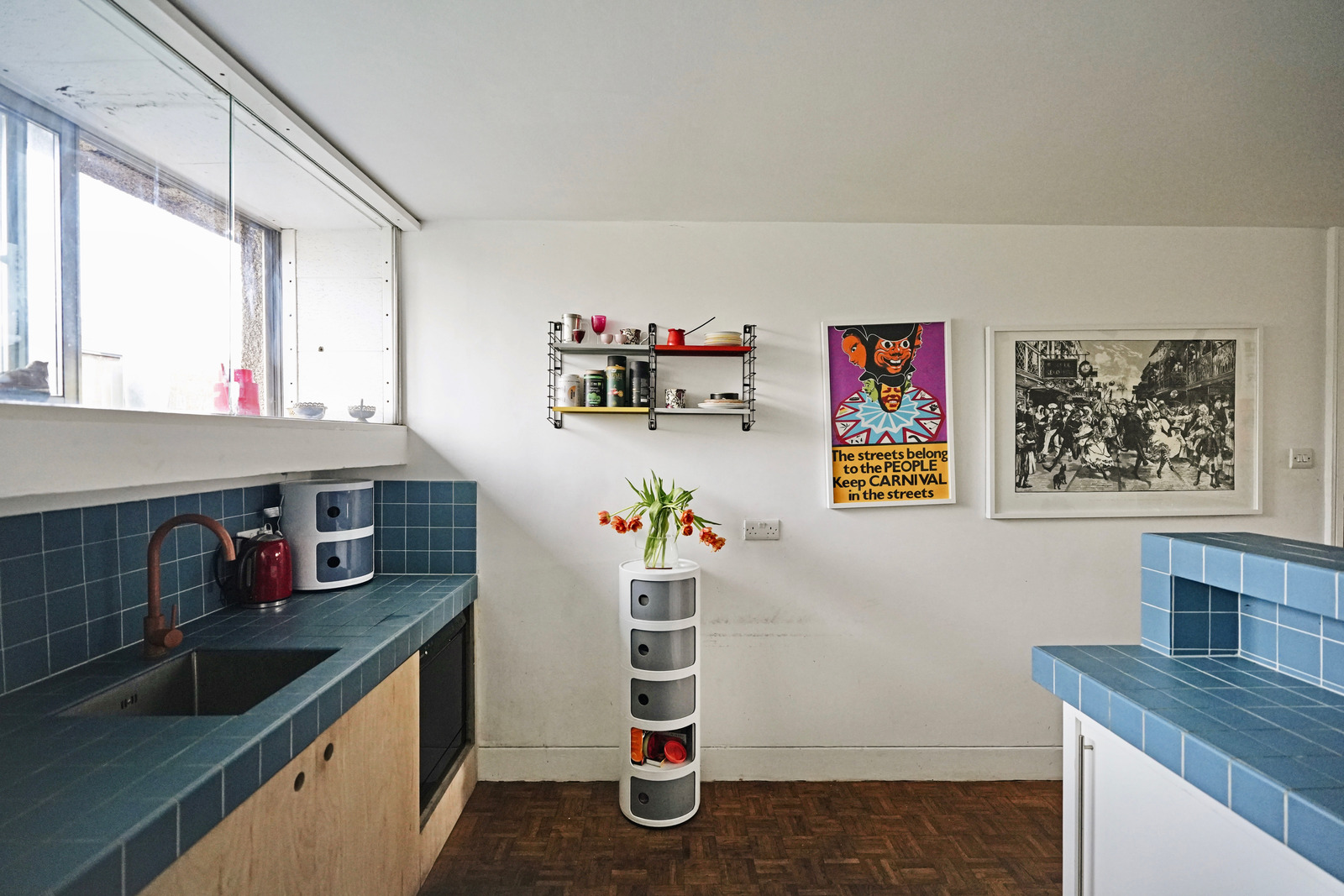 cuisine contreplaqué carrelage bleu gris décoration vintage appartement en duplex Londres dans bâtiment à l cuisine contreplaqué carrelage bleu gris décoration vintage appartement en duplex Londres dans bâtiment à l'architecture brutaliste ” Alexandra & Ainsworth”