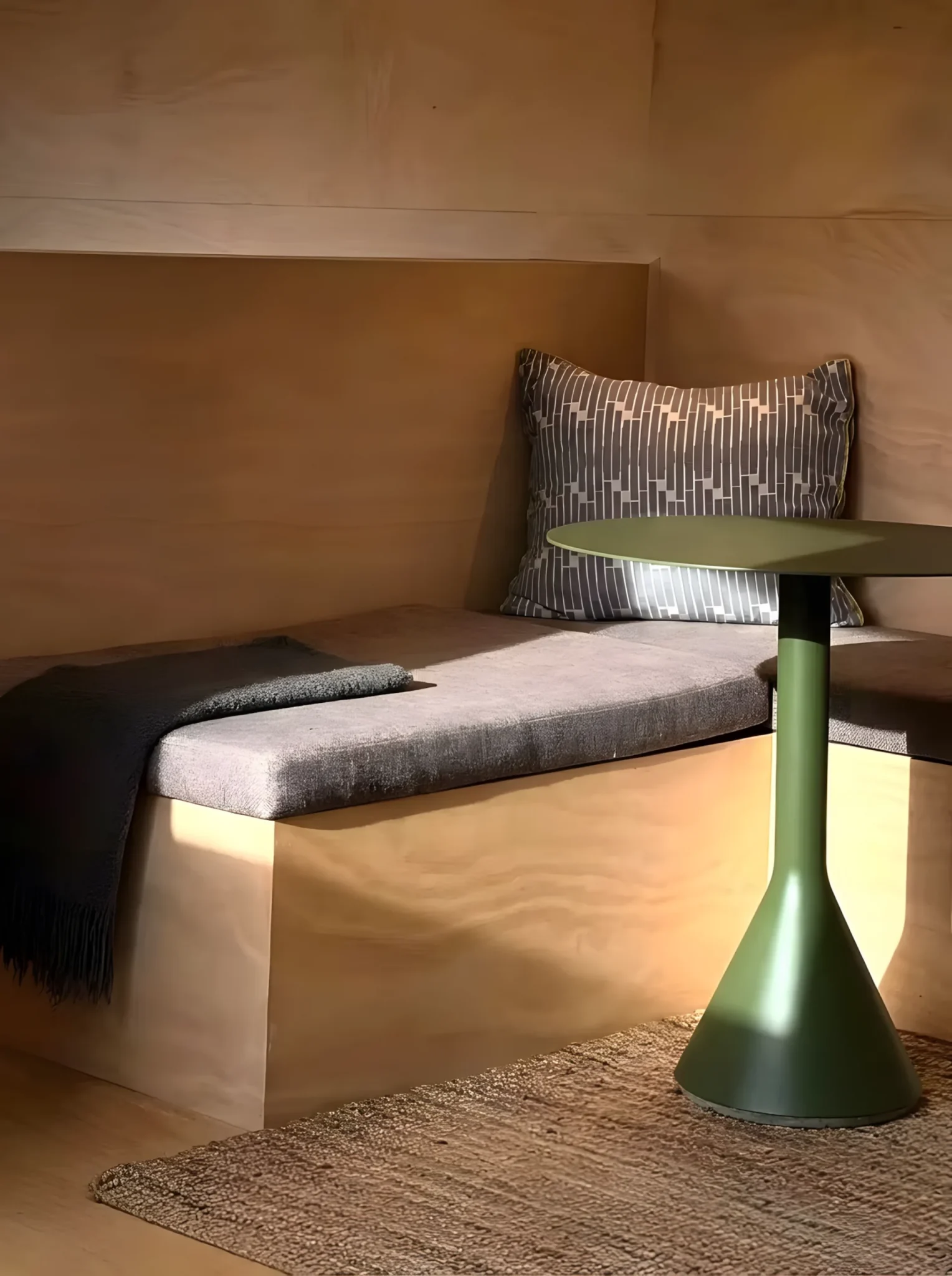 canapé en bois intégrée dans mini maison 17m2 par Zinc Studio