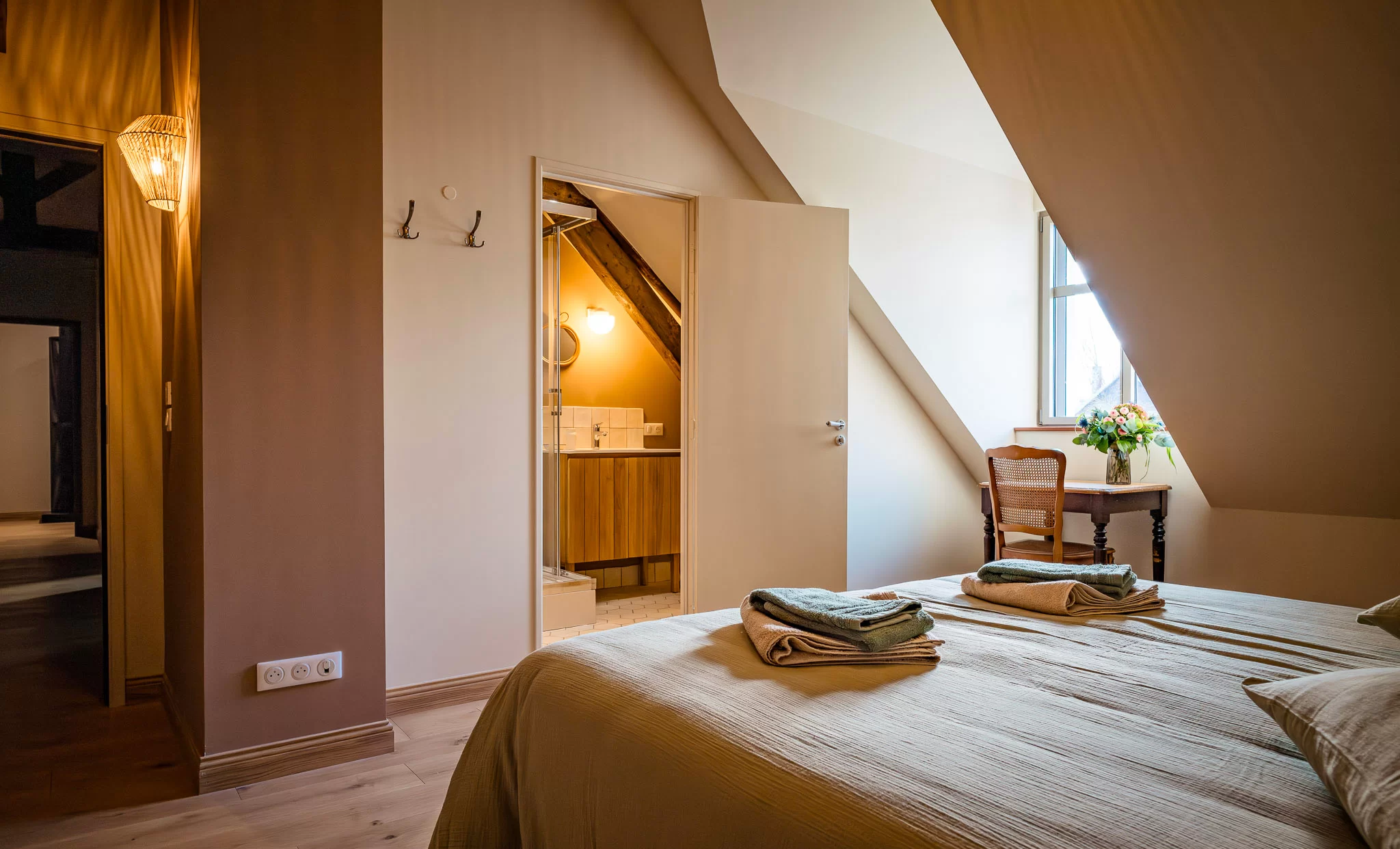 chambre mansardée avec salle de bain décoration contemporaine maison ancienne rénovée La Grande Pommeraie Baie de Somme
