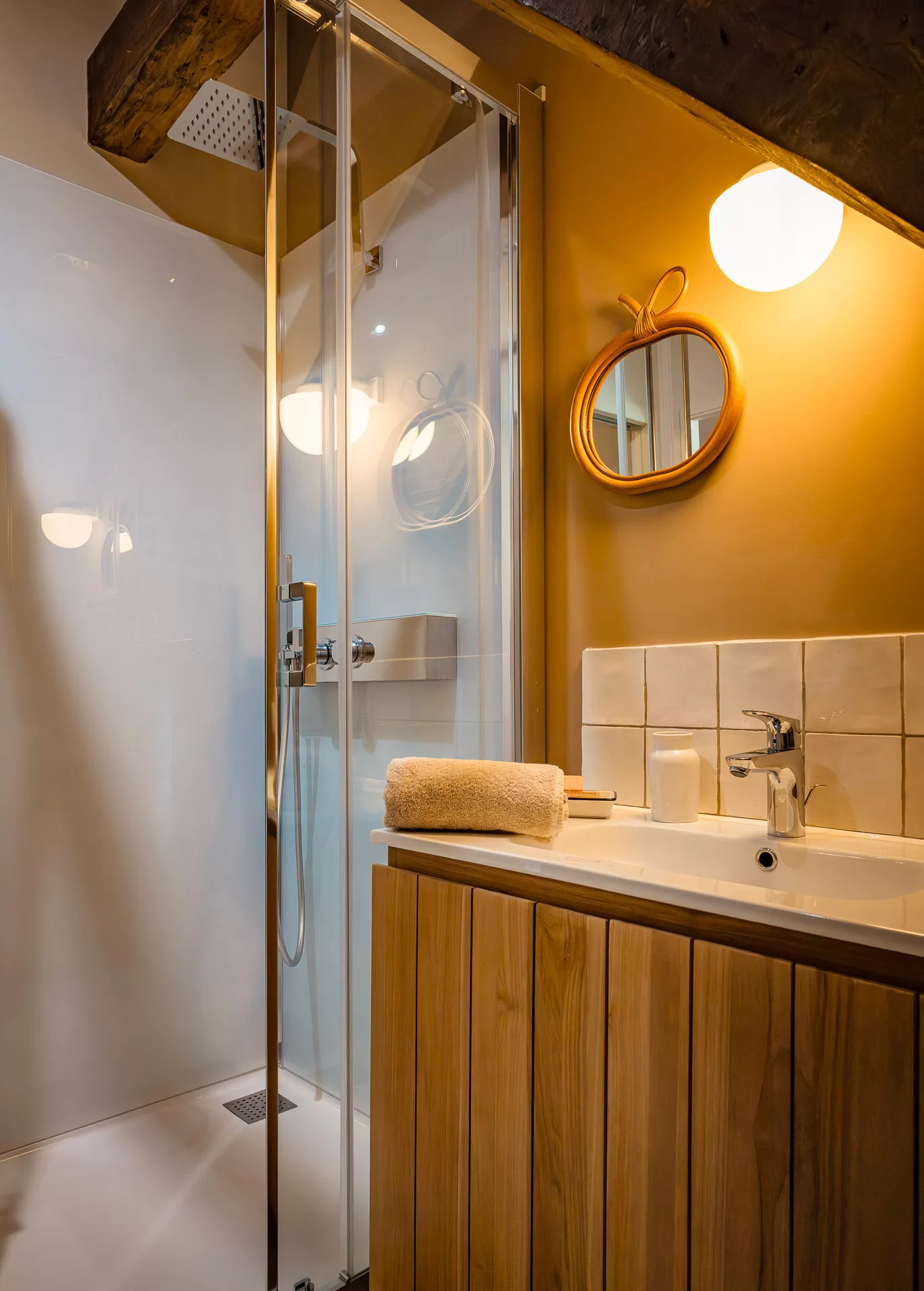 salle de bain mansardée décoration contemporaine maison ancienne rénovée La Grande Pommeraie Baie de Somme
