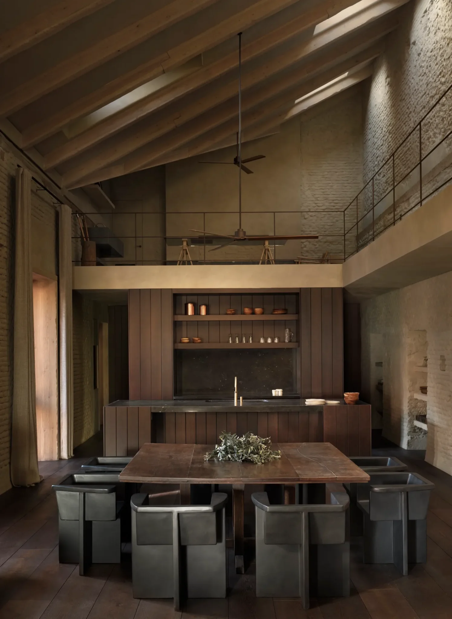 cuisine avec mezzanine décoration contemporaine sombre ancien couvent rénové