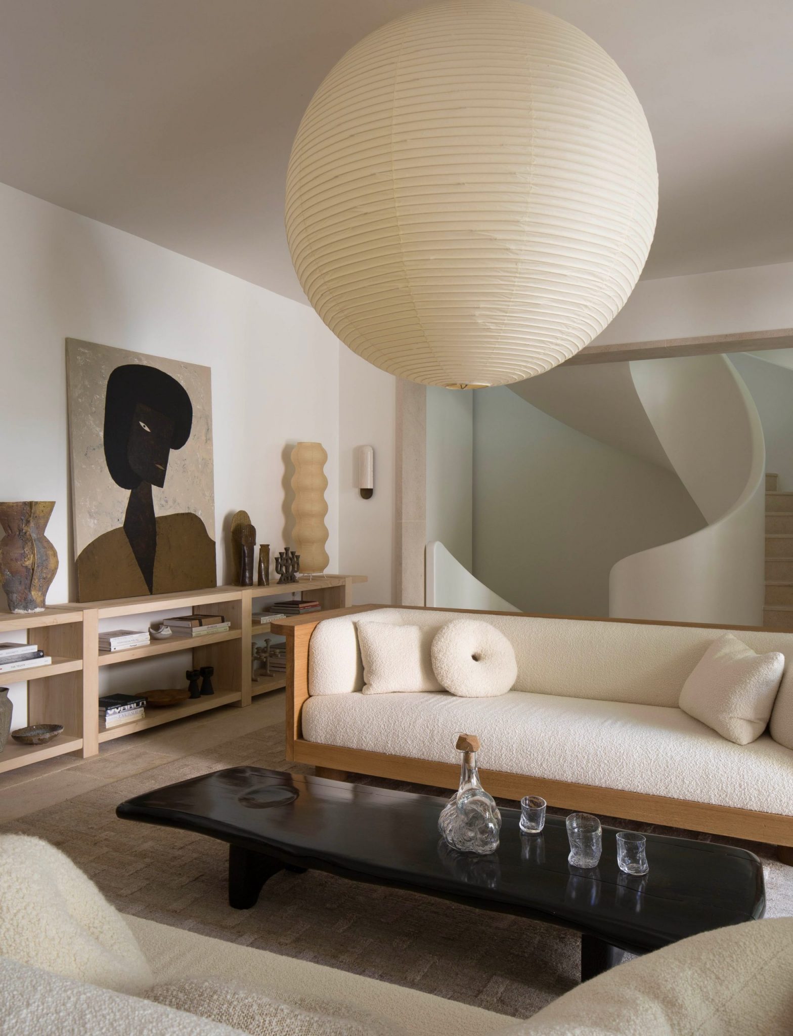 salon décoration contemporaine avec escalier sculptural maison 19e siècle rénovée centre de Paris