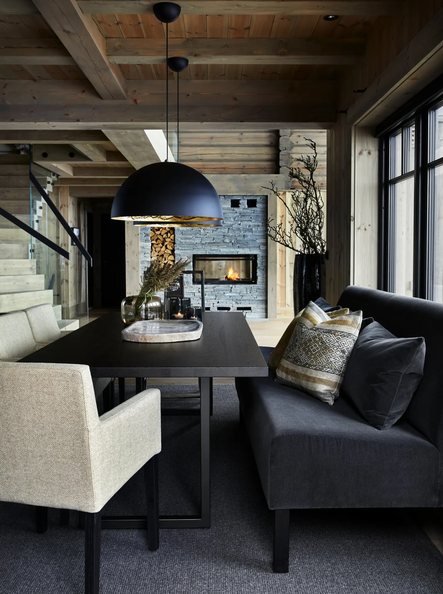 salle à manger décoration contemporaine chalet avec cheminée pierre