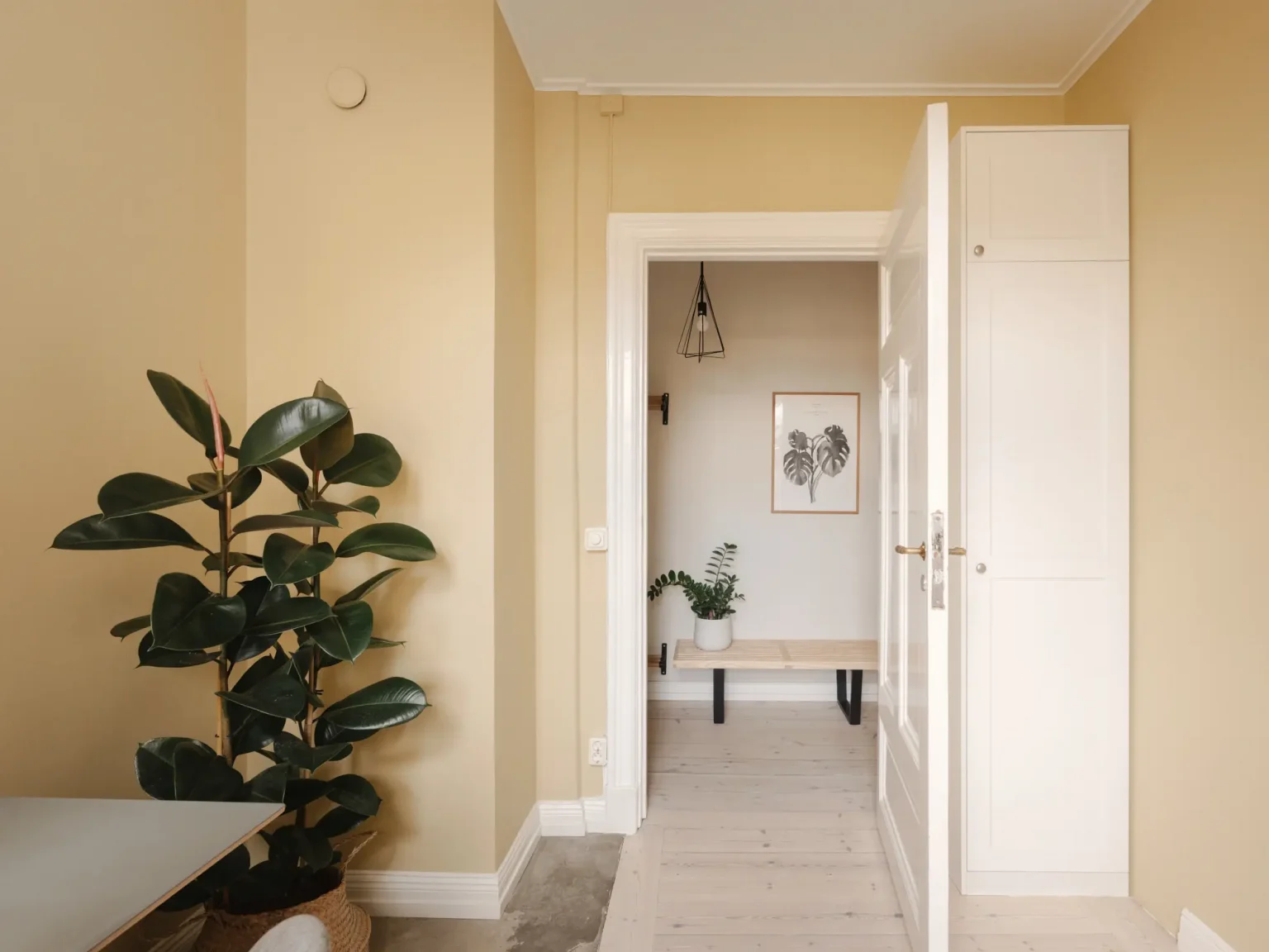 chambre bureau murs jaunes décoration contemporaine scandinave