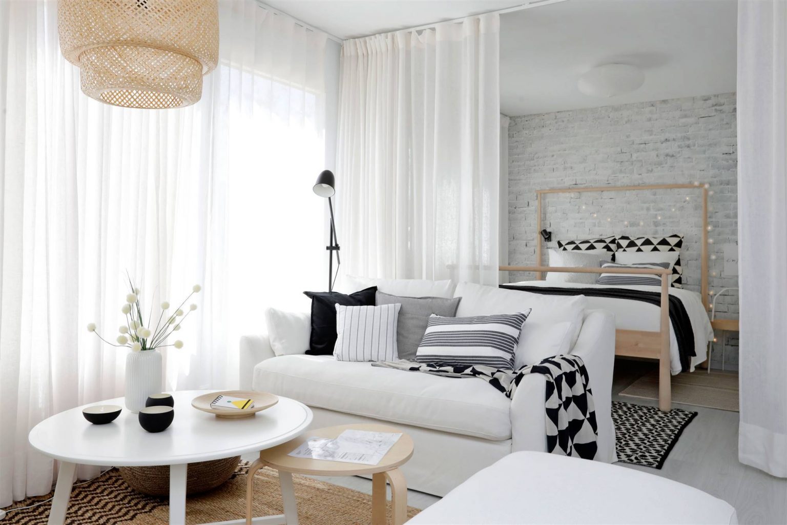 studio aménagé avec coin chambre séparé par rideau