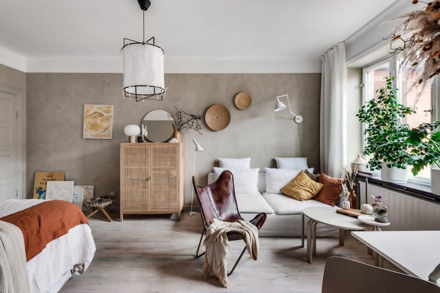 studio aménagé avec décoration naturelle douce