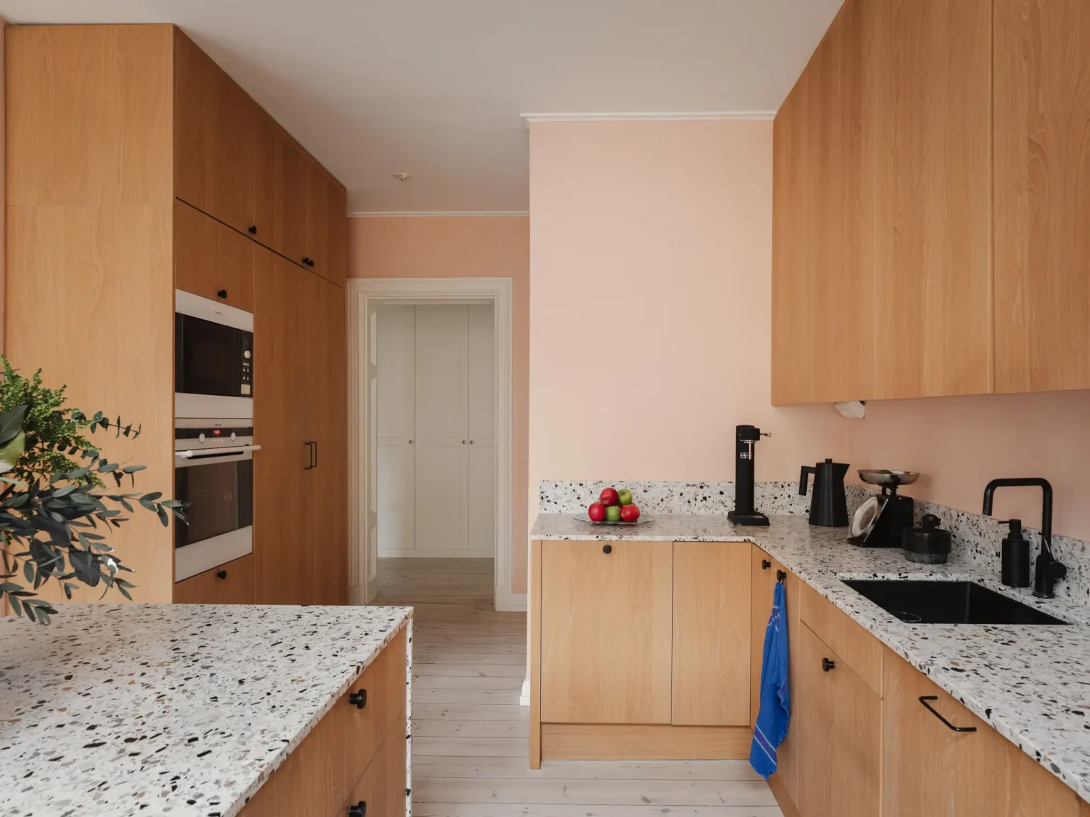 cuisine ouverte bois chêne clair terrazzo avec îlot décoration contemporaine scandinave